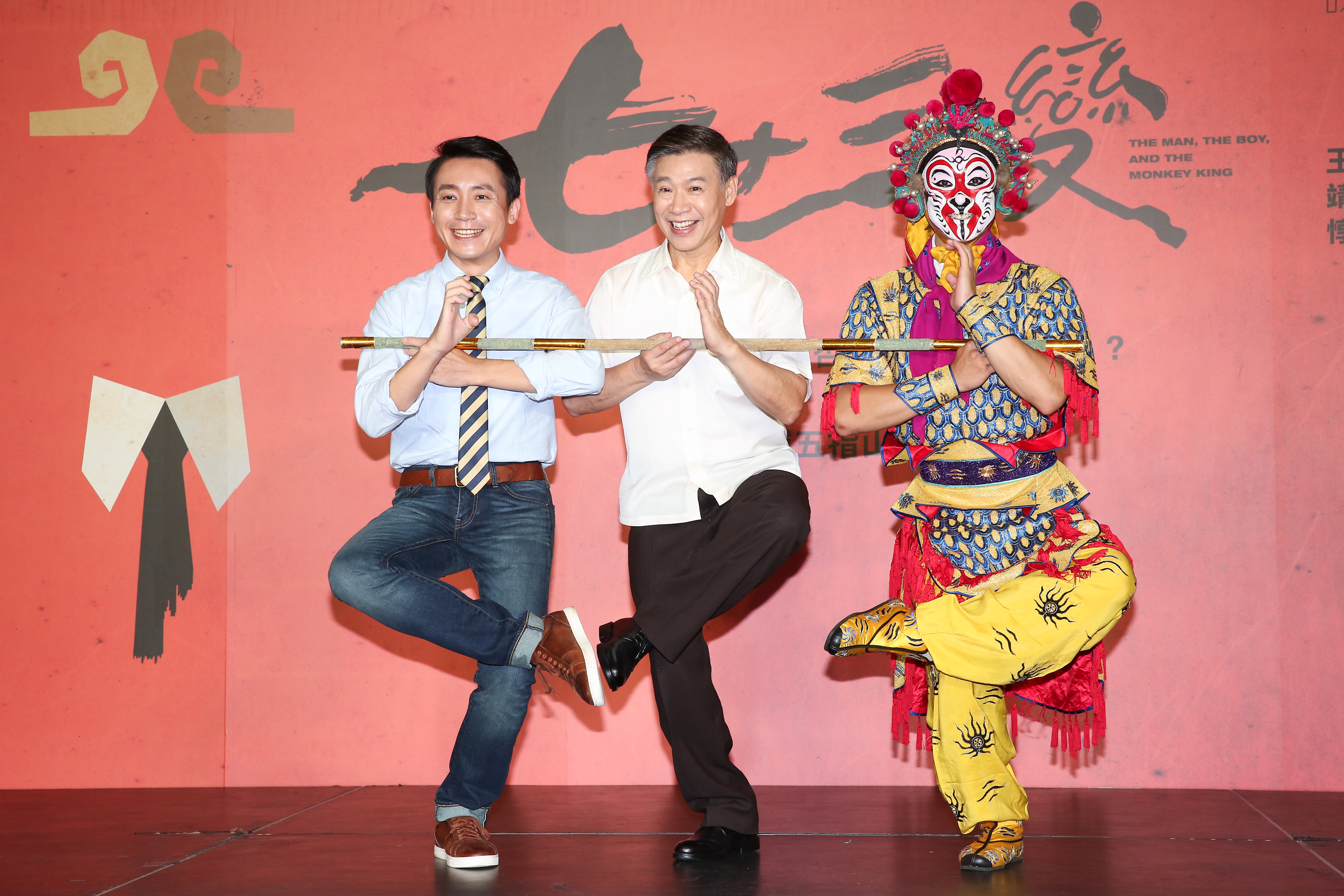 京劇大師朱陸豪（中）的生平改編成舞台劇《七十三變》，左為林子恆，右為李家德。