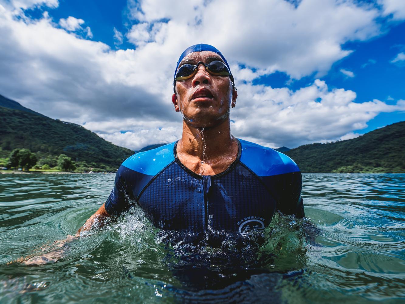 Hualien Triathlon洄瀾鐵人三項賽》賽事路線自青山綠水相映的泳渡鯉魚潭開始。