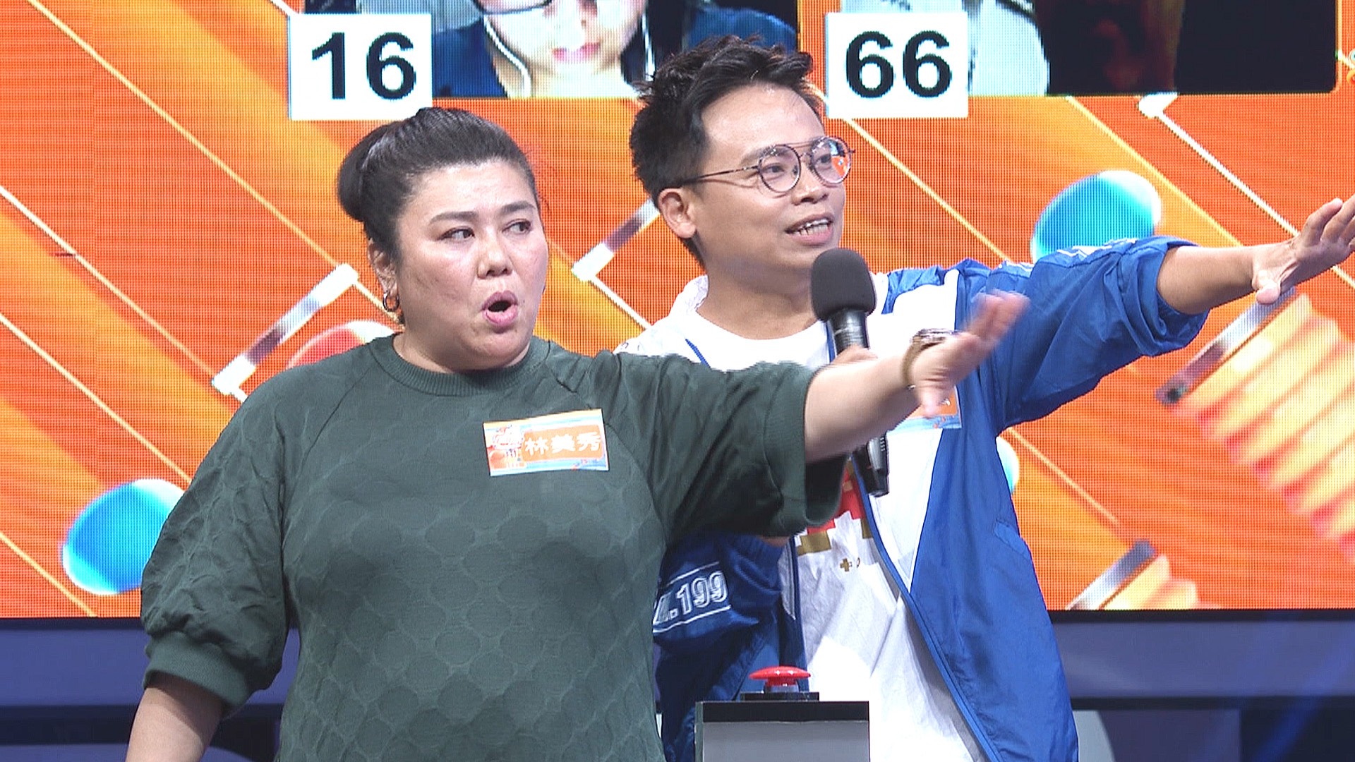 林美秀與阿松上《一呼百應》玩猜題，不忘宣傳新節目。（公視提供）