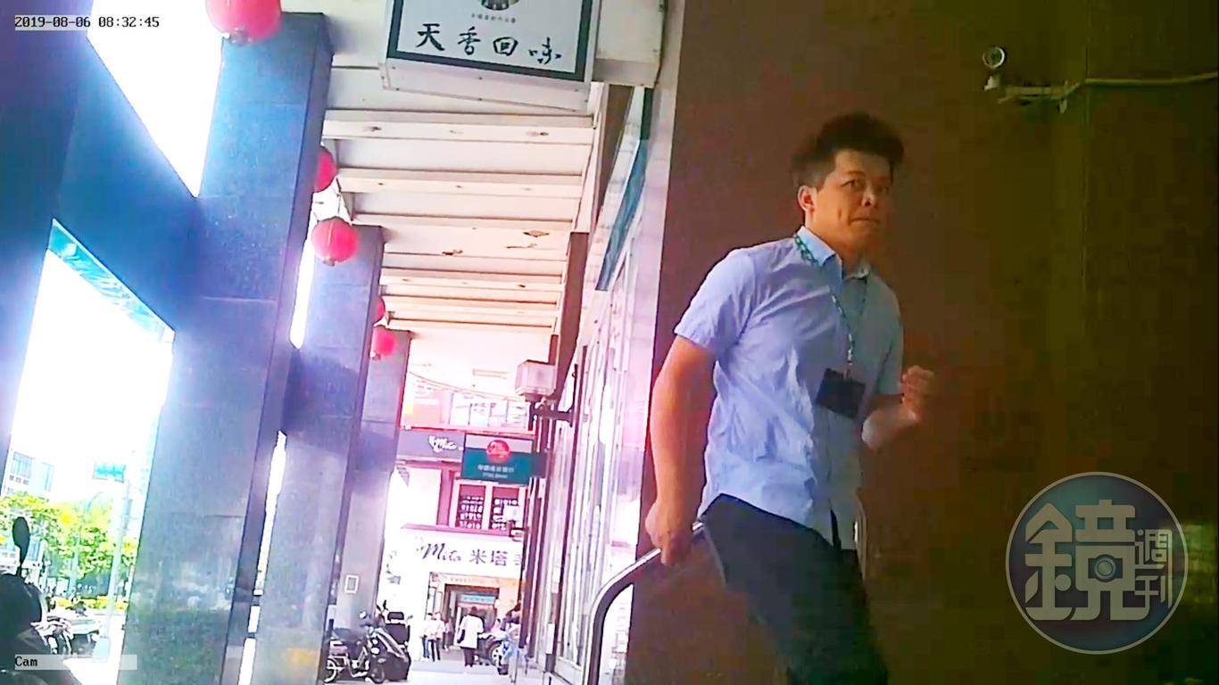 卸任議員身份就未再公開露面的謝維洲,6日出現在南京東路一間辦公大樓前,證實他沒有自殺。