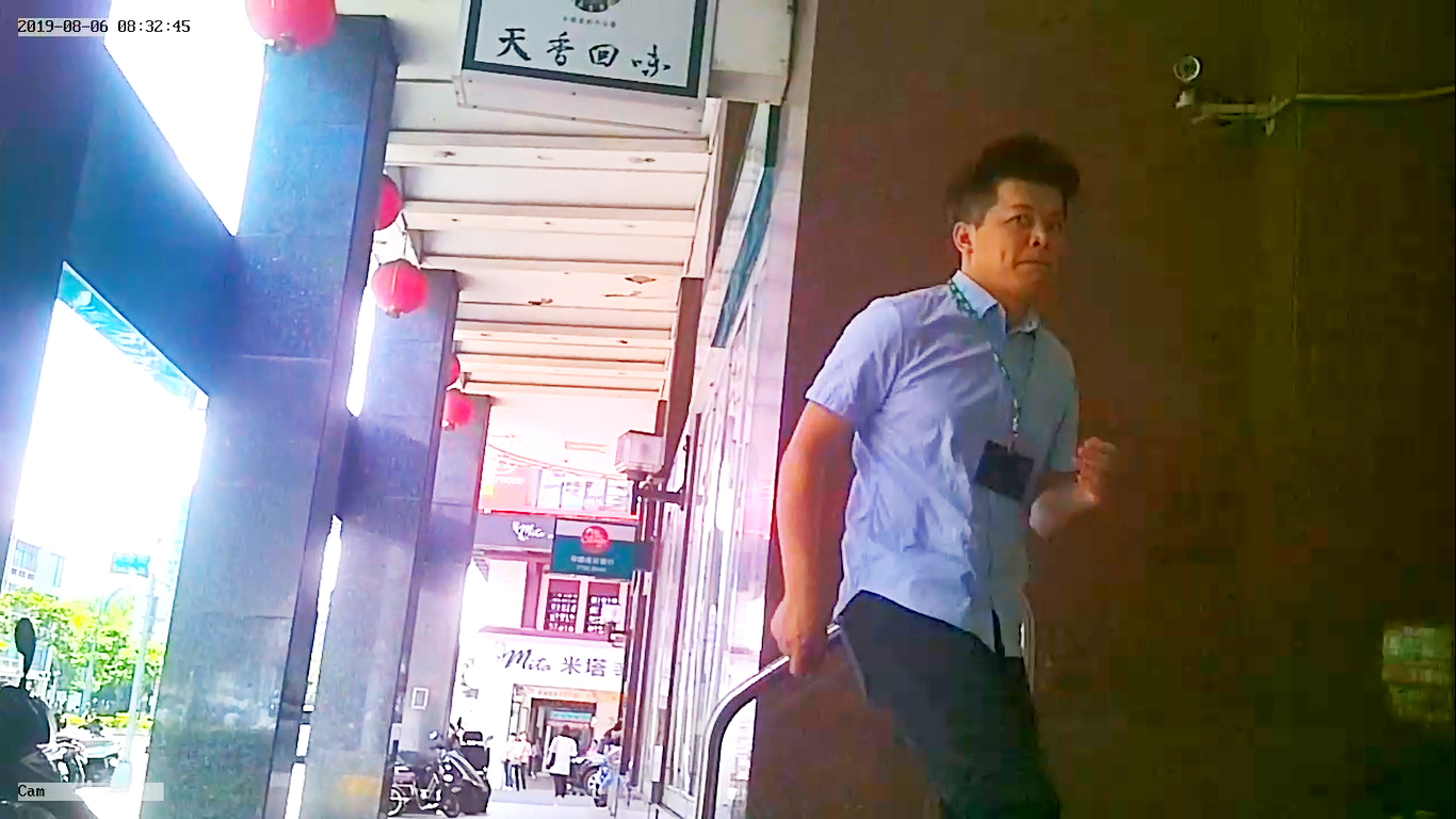 卸任議員身份就未再公開露面的謝維洲，6日出現在南京東路一間辦公大樓前，證實他沒有自殺。 