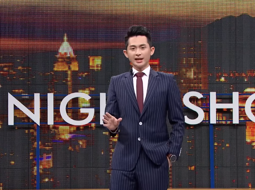 博恩疑似因玩笑開過頭，所屬薩泰爾娛樂公司發表聲明暫停合作。（翻攝自博恩夜夜秀YouTube）