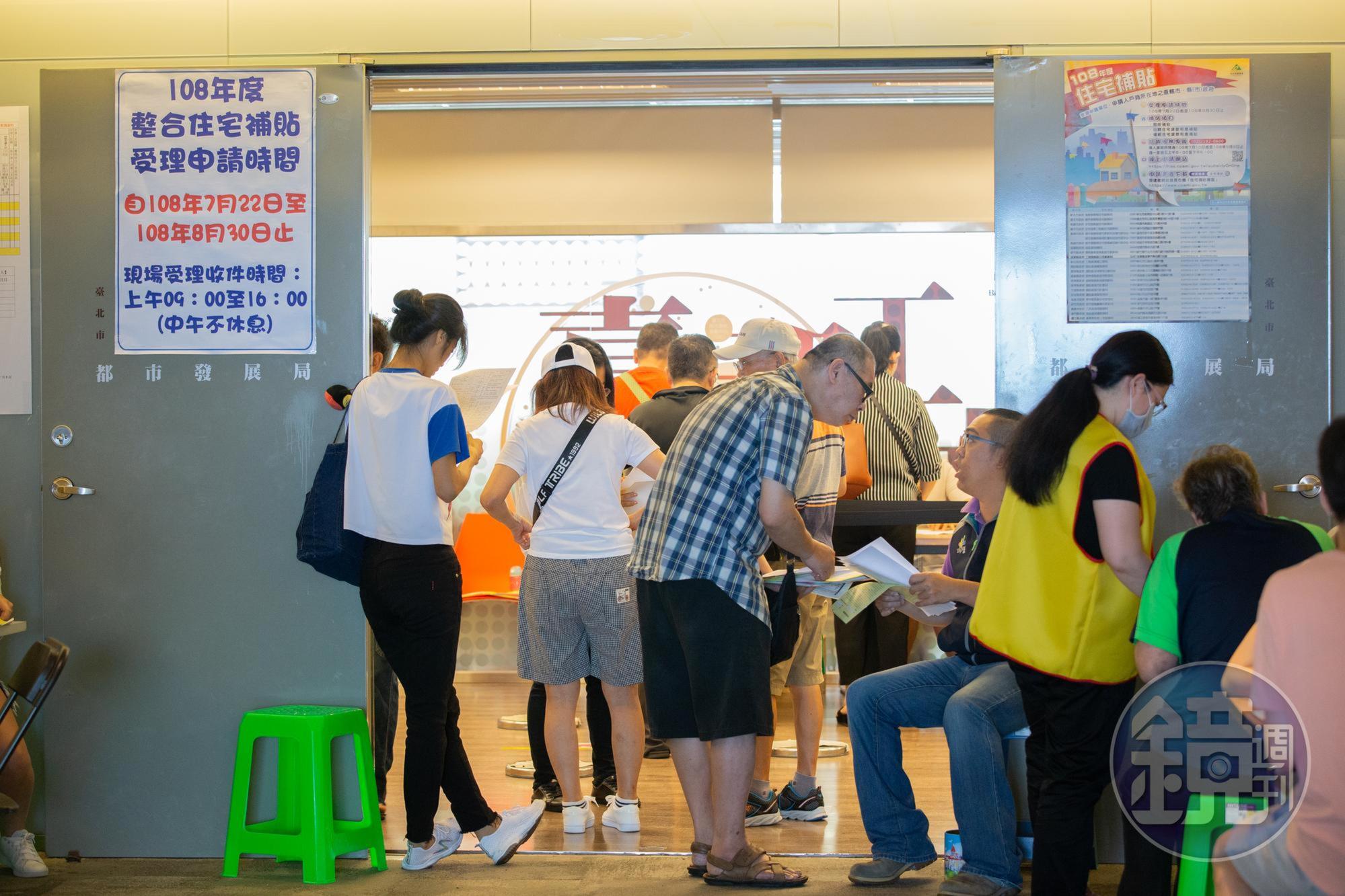 每年7、8月一到,不少租屋族會趕著到各縣市政府的住宅單位辦理租金補貼。