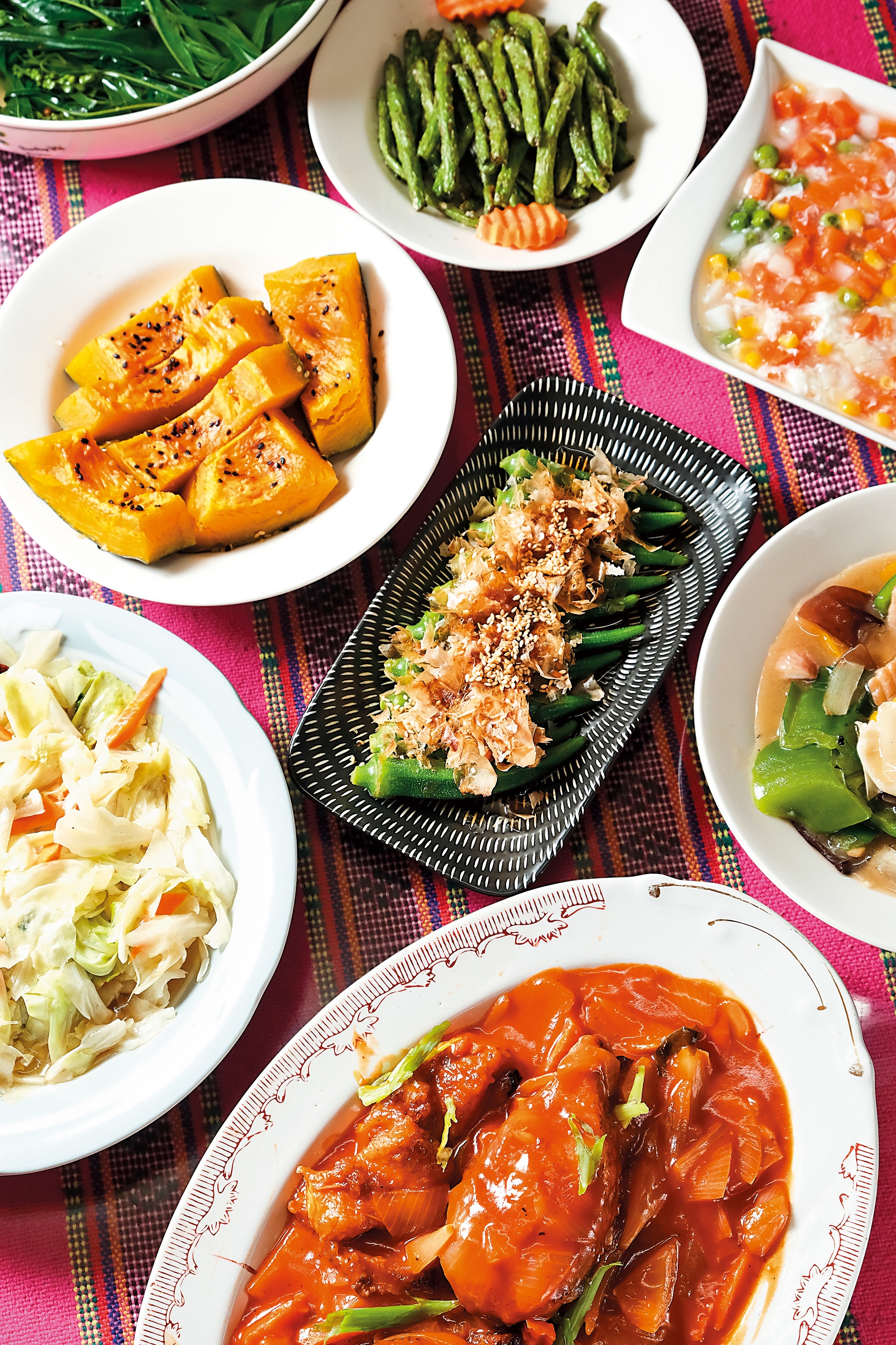 以當地食材料理的風味餐。（350元／人）