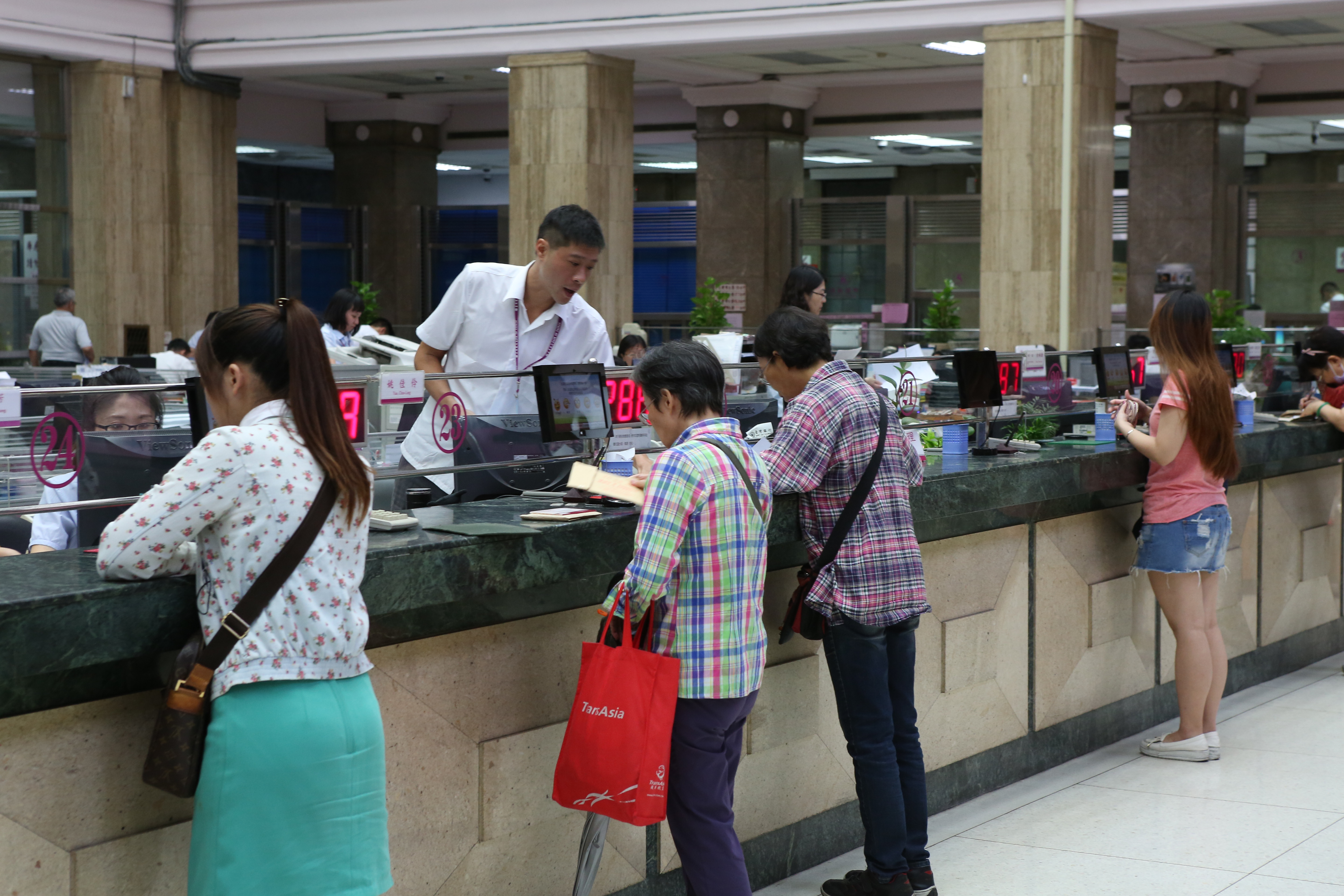 廖婦未加查證，就臨櫃匯款3萬元給對方指定帳戶。（示意圖，非當事人）