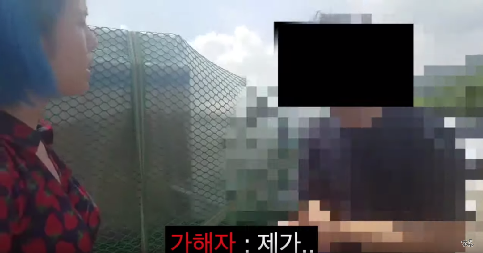 韓國Youtuber KKONGJI在客運上遇鄰座男襲胸,勇敢抓住對方跟他對質。(截圖自KKONGJI影片)