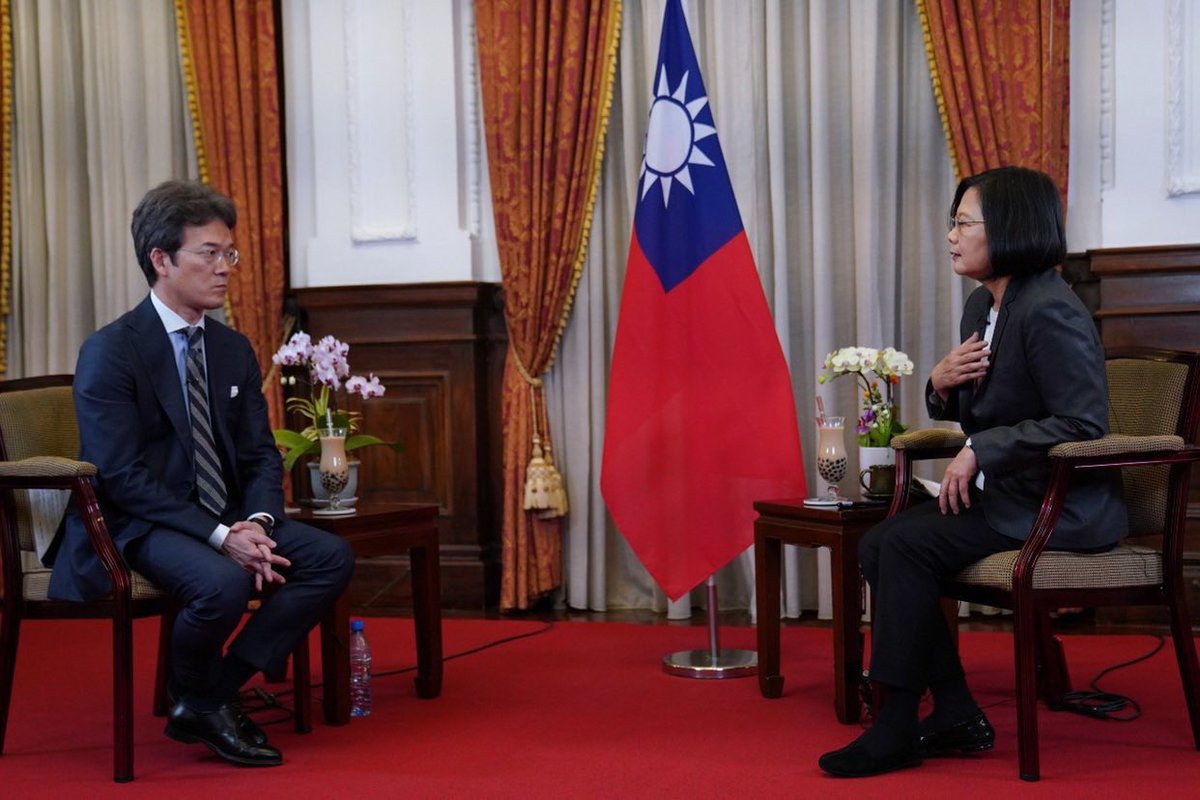 蔡總統以珍奶招待NHK主播有馬嘉男。（翻攝自@PPPPPQB推特）