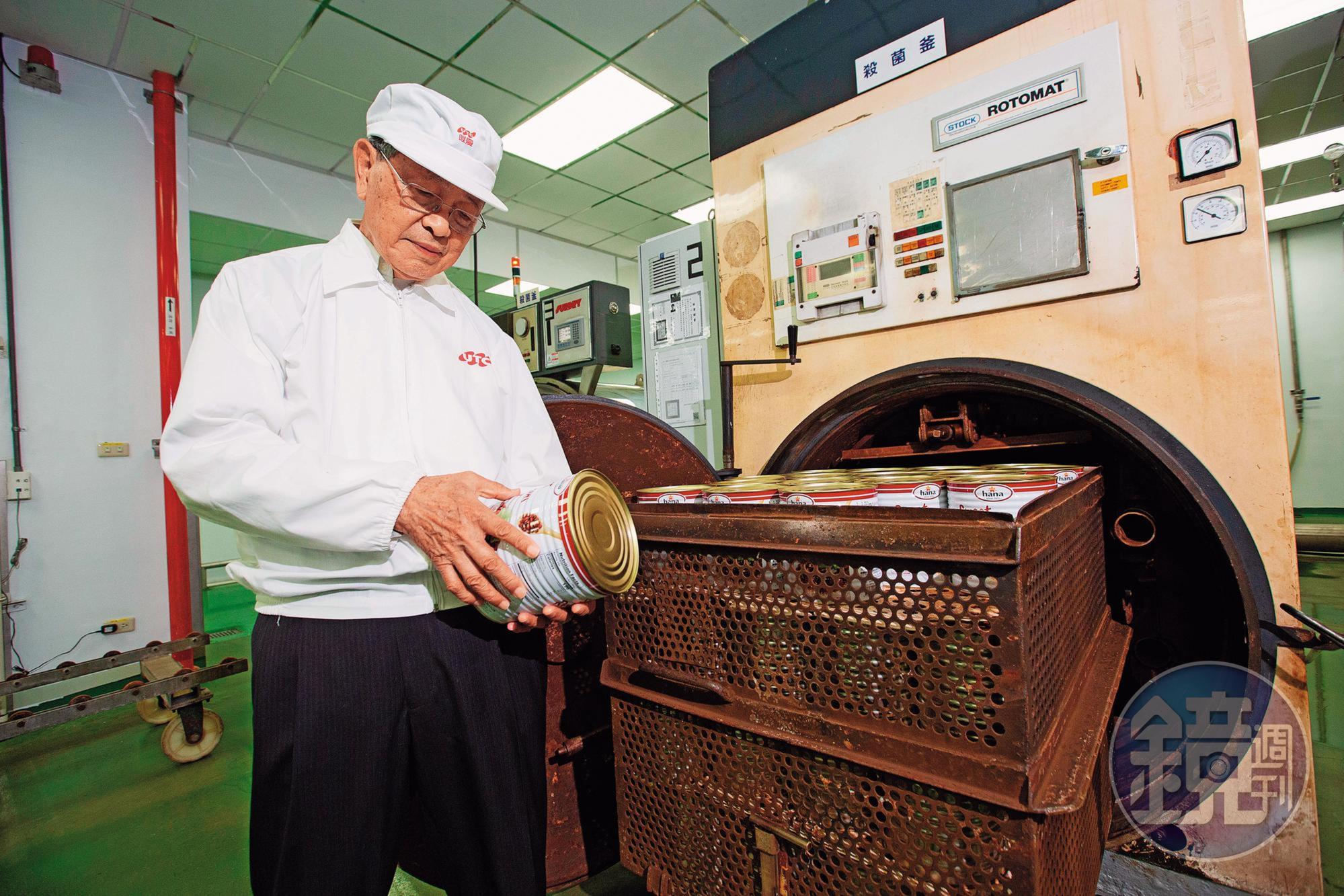 林柏榮投資設備不手軟,30年前就砸600萬元引進台灣第一台德製旋轉式殺菌機。