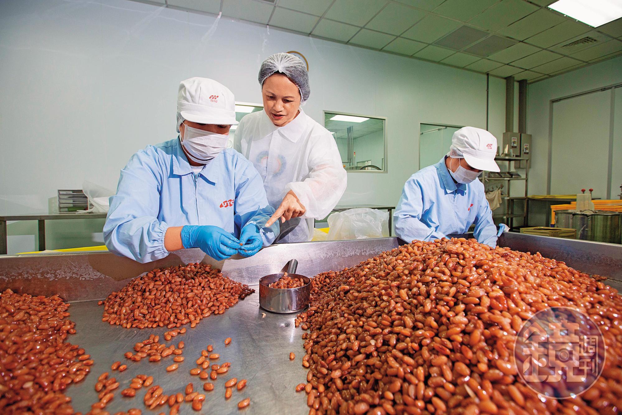 身為豆餡專家,聯夏食品出口日本的蜜花豆得經過人工挑除破豆,用品質提高競爭力。