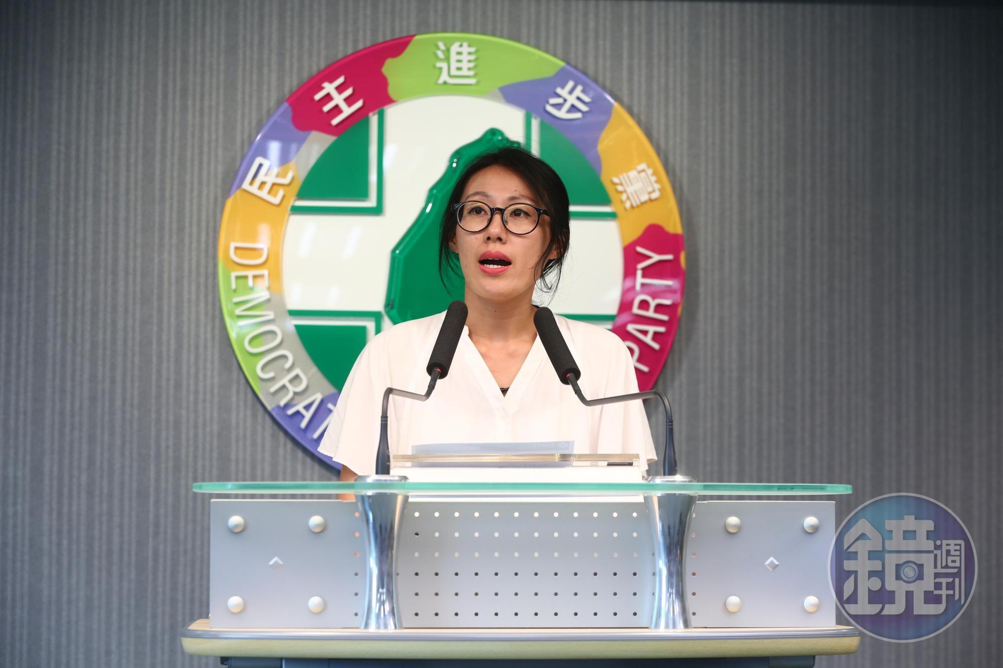 民進黨發言人李明俐轉述中執會結論。