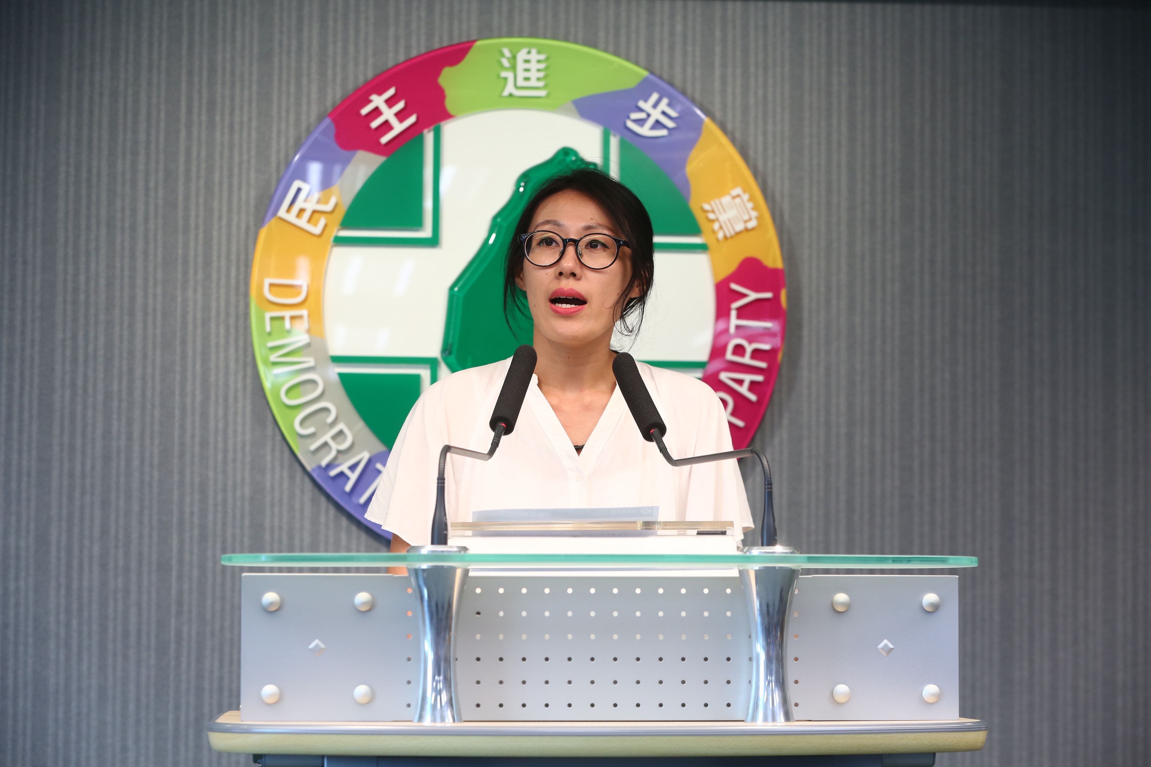 民進黨發言人李明俐轉述中執會結論。