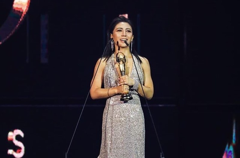 「金曲歌后」艾怡良穿著性感長禮服出席典禮，並奪下「最佳作曲人獎」。（翻攝自艾怡良臉書）