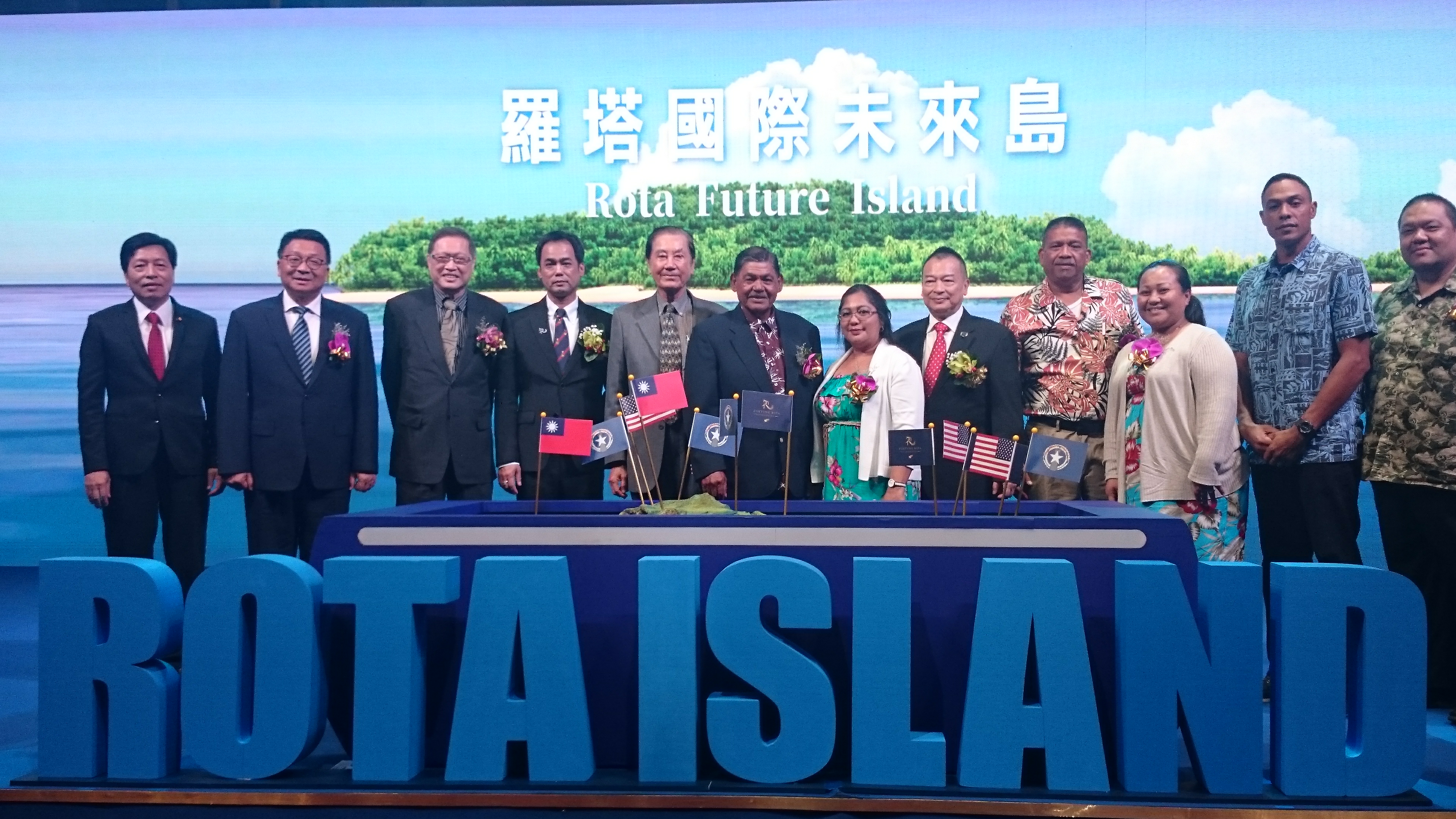 立委鄭寶清（左1）、陳歐珀（左2）撇清幫朱傑麟站台。