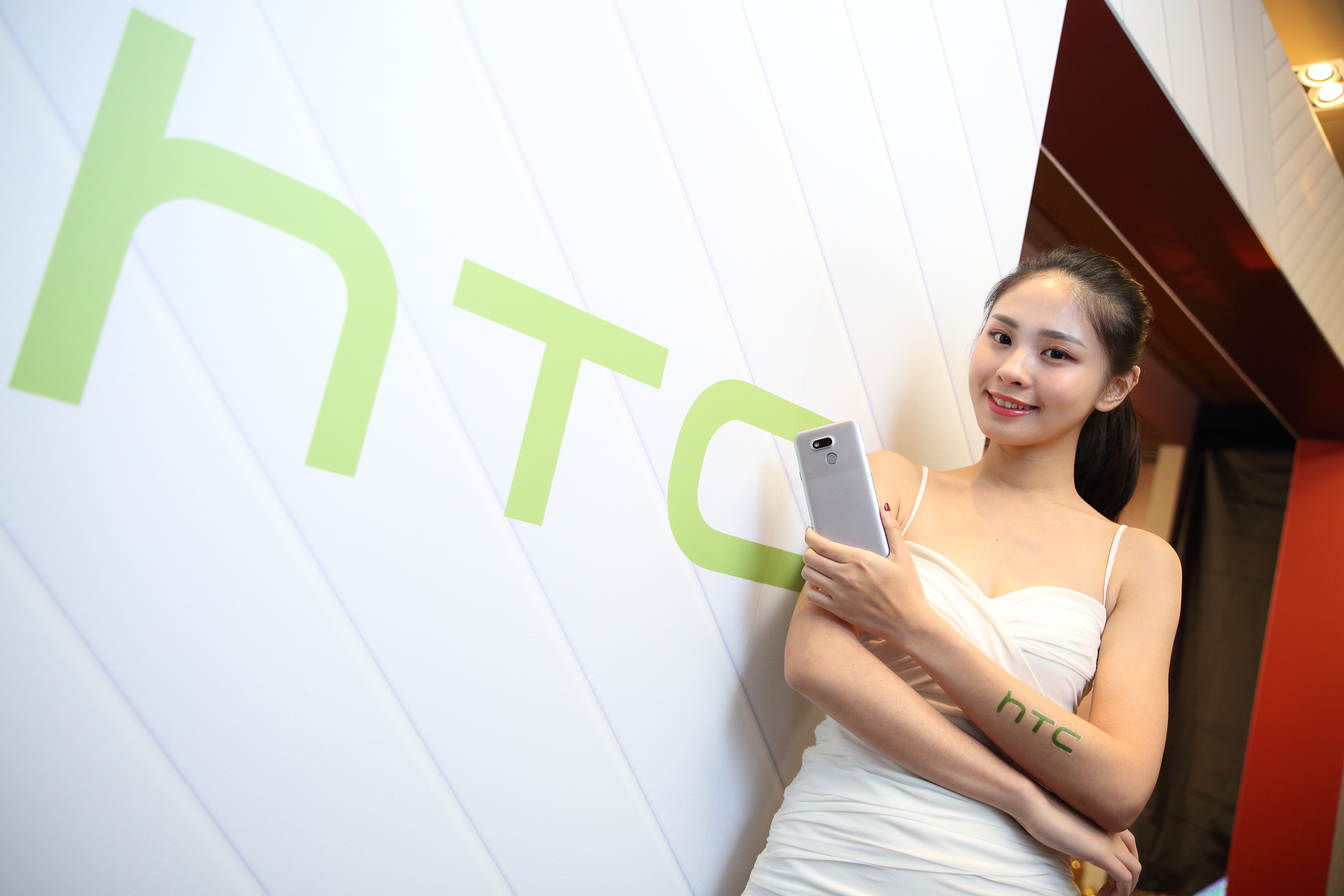 hTC手機在英國遭控專利侵權，目前遭全面下架。圖為資料照片。