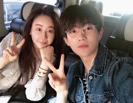 韓國女星咸素媛（左）與中國網紅陳華克服18歲年紀差，於去年共組家庭。（翻攝自咸素媛IG）