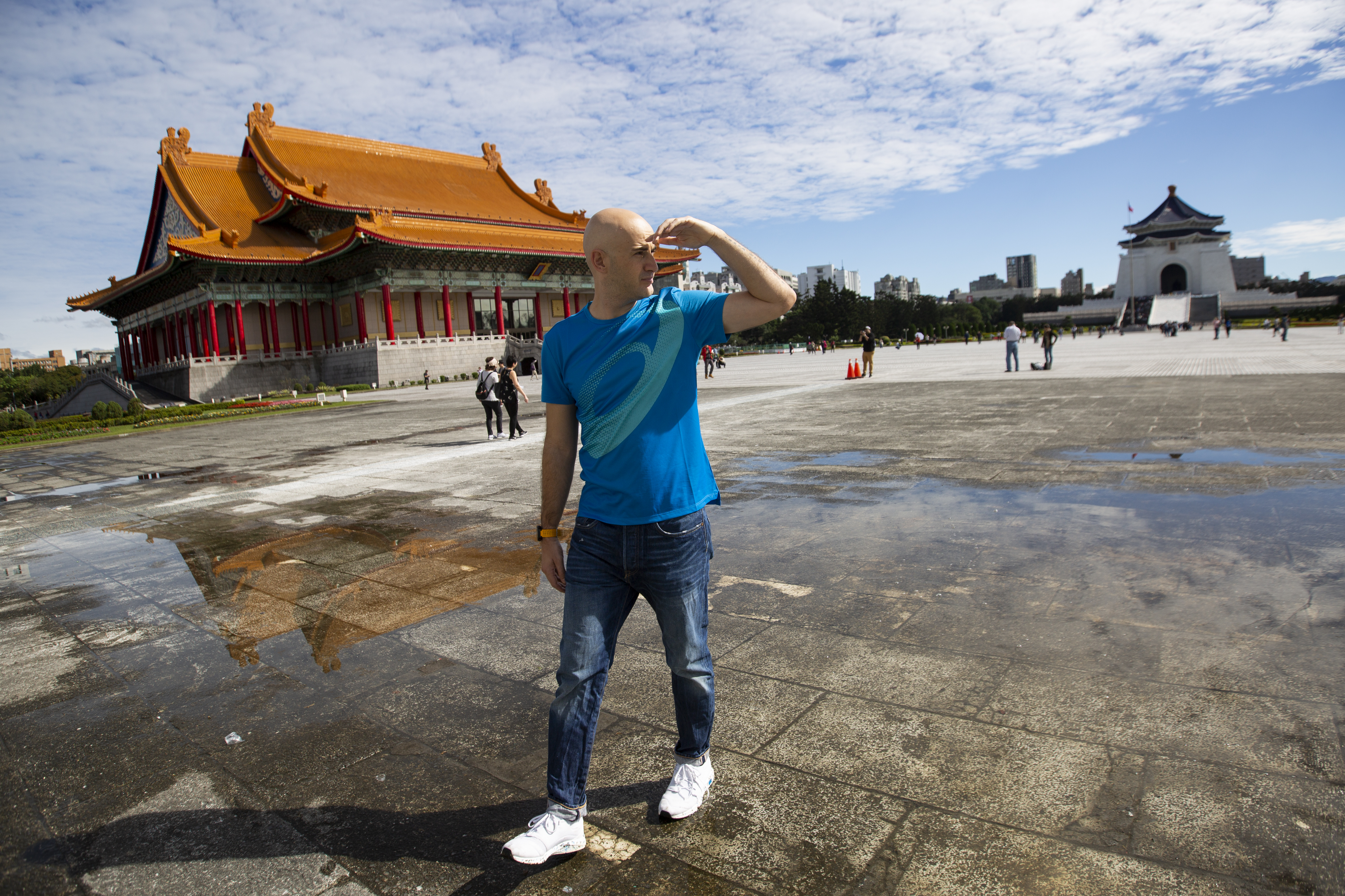 從土耳其至台灣發展並且定居的節目主持人吳鳳。