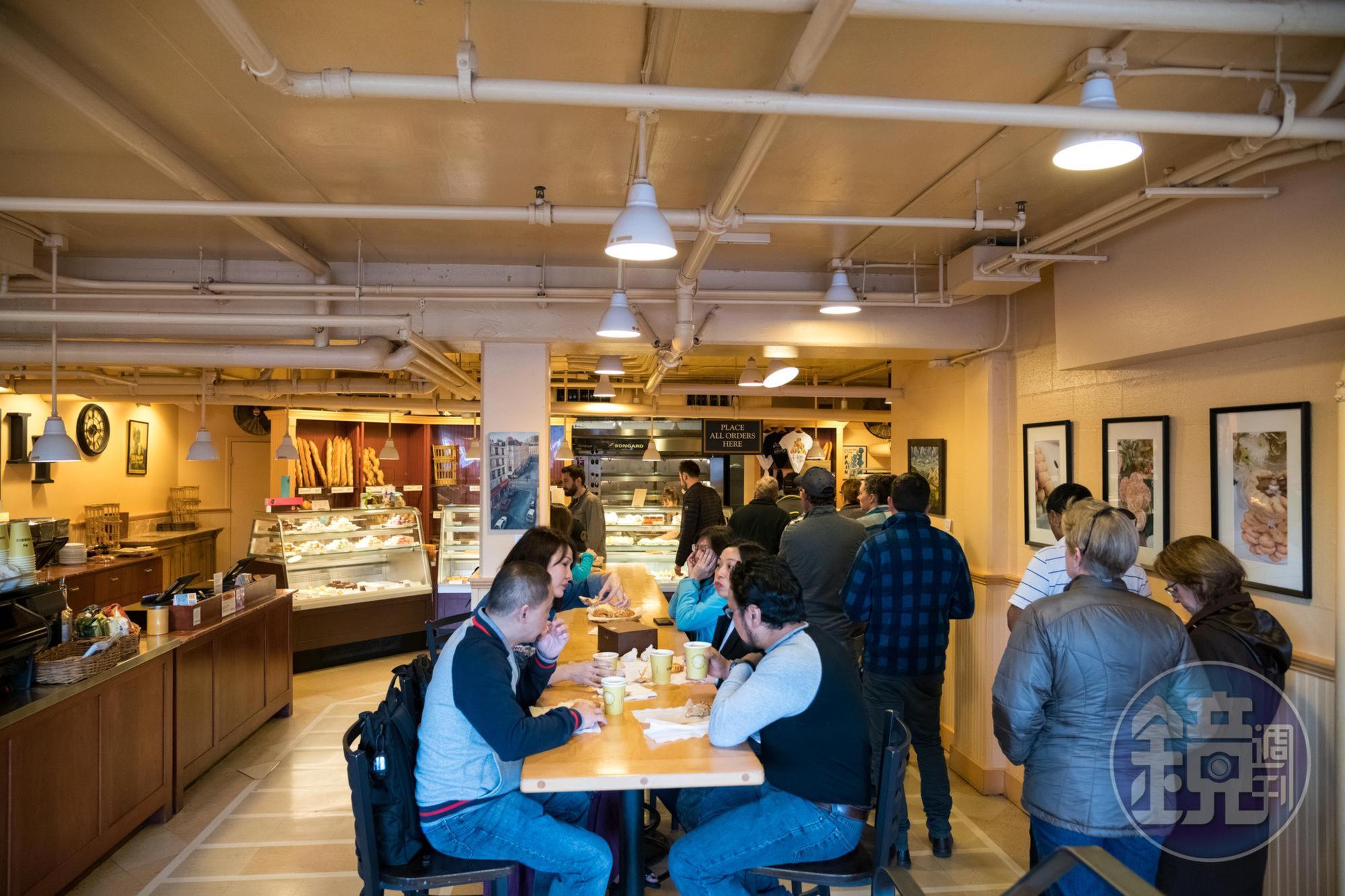 「Le Panier」是當地人大排長龍吃早餐的甜點與咖啡店。