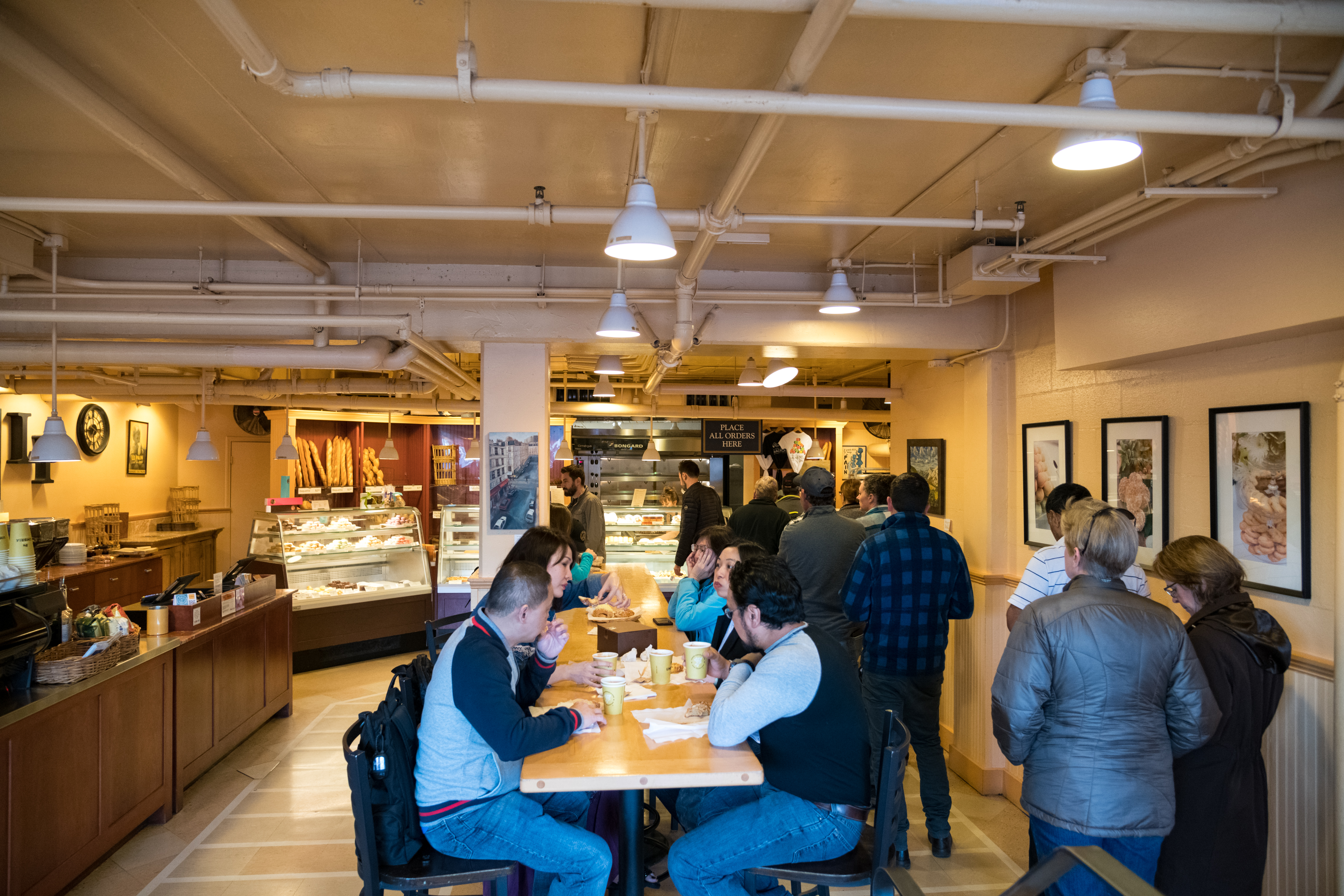 「Le Panier」是當地人大排長龍吃早餐的甜點與咖啡店。