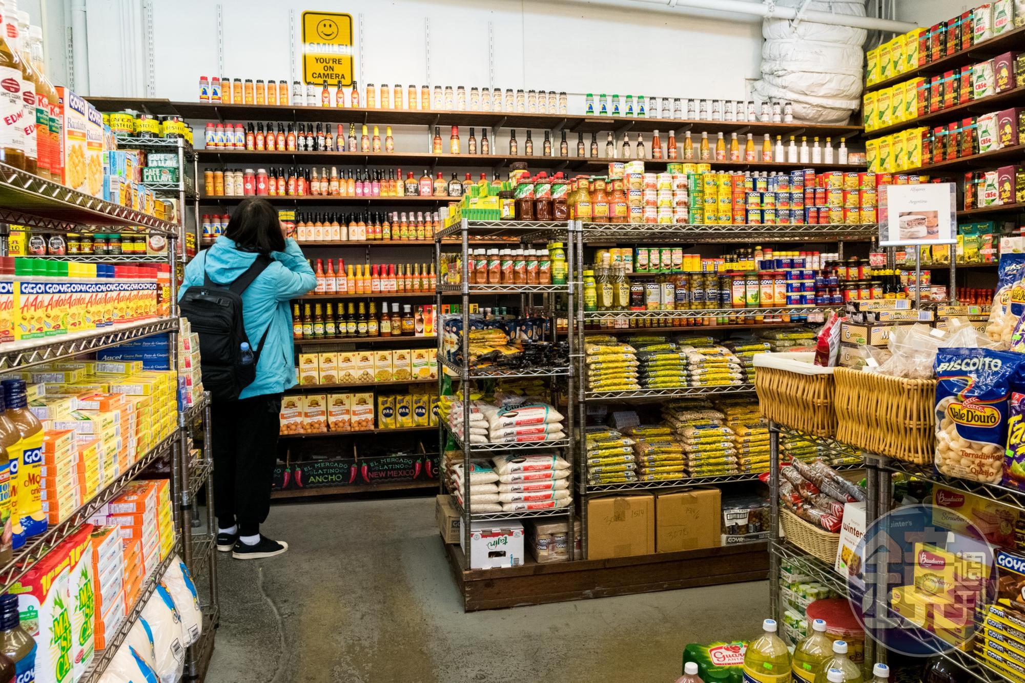 墨西哥食品店裡應有盡有，讓我看得眼花繚亂。
