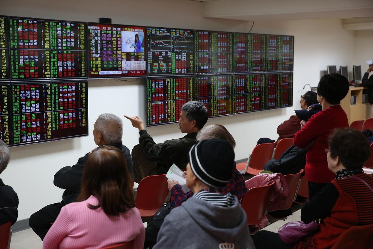 傳統股票交易只能看漲跌，選擇權不僅漲跌都能作，甚至連盤整也能操作。