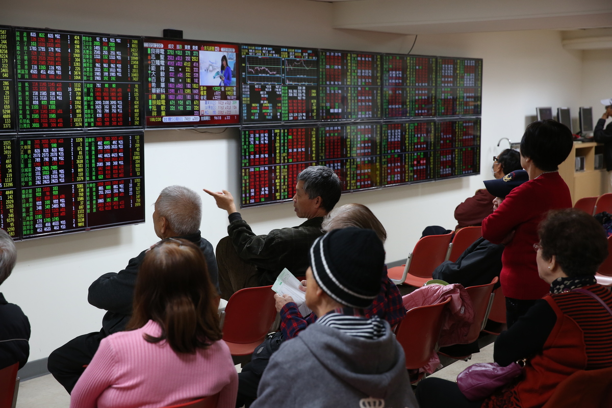 傳統股票交易只能看漲跌，選擇權不僅漲跌都能作，甚至連盤整也能操作。