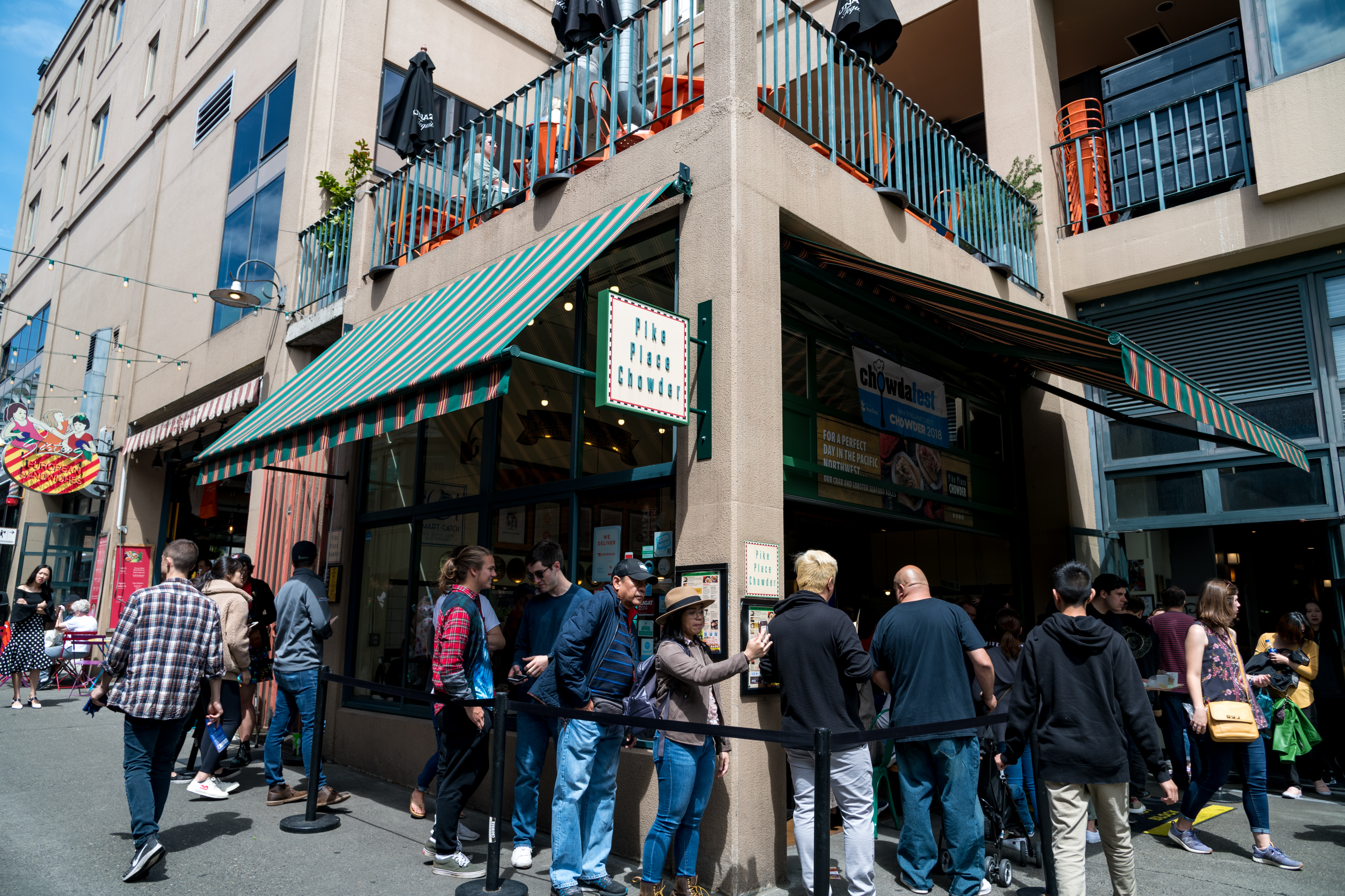 營業時間一到，「Pike Place Chowder」前就大排長龍。