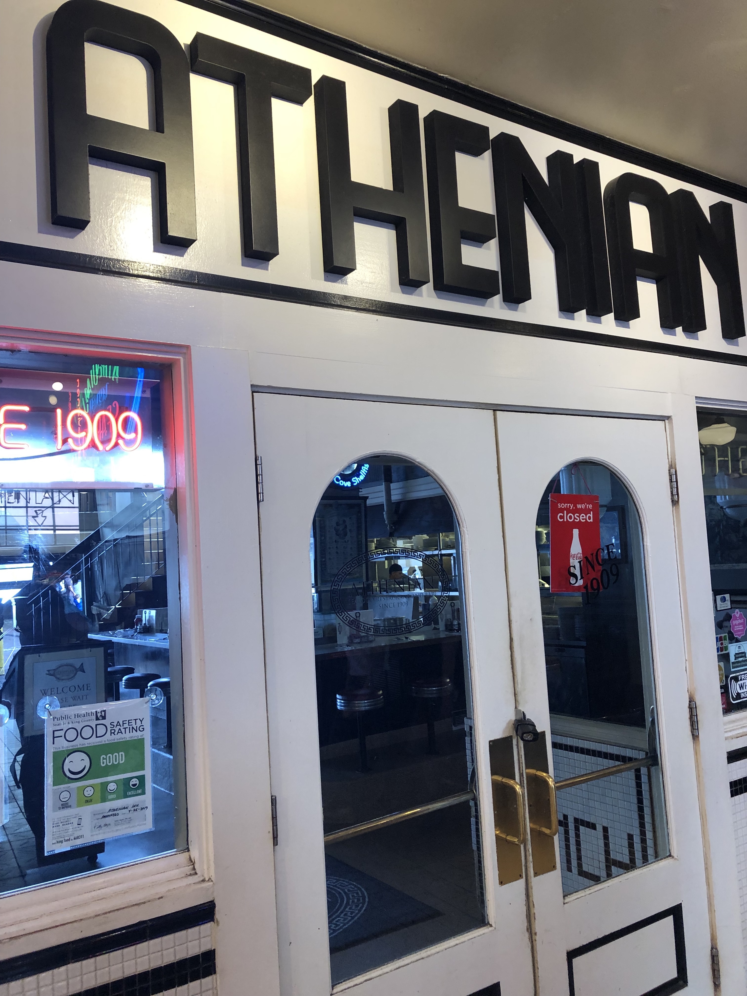 「Athenian Inn雅典人」曾是電影《西雅圖夜未眠》的拍攝場景。
