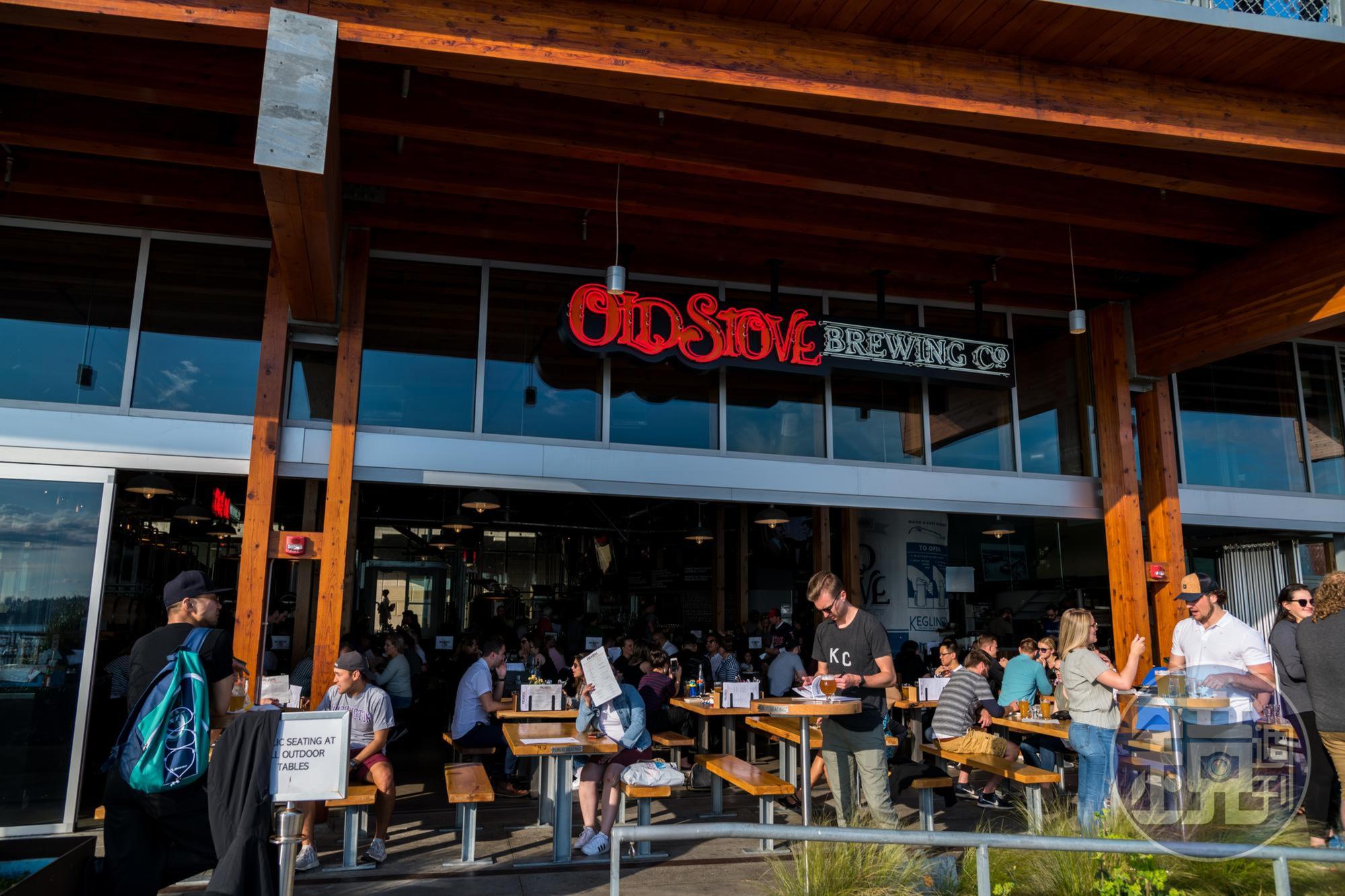 「Old Stove Brewing」的半戶外空間非常受歡迎，假日午後簡直是人滿為患。