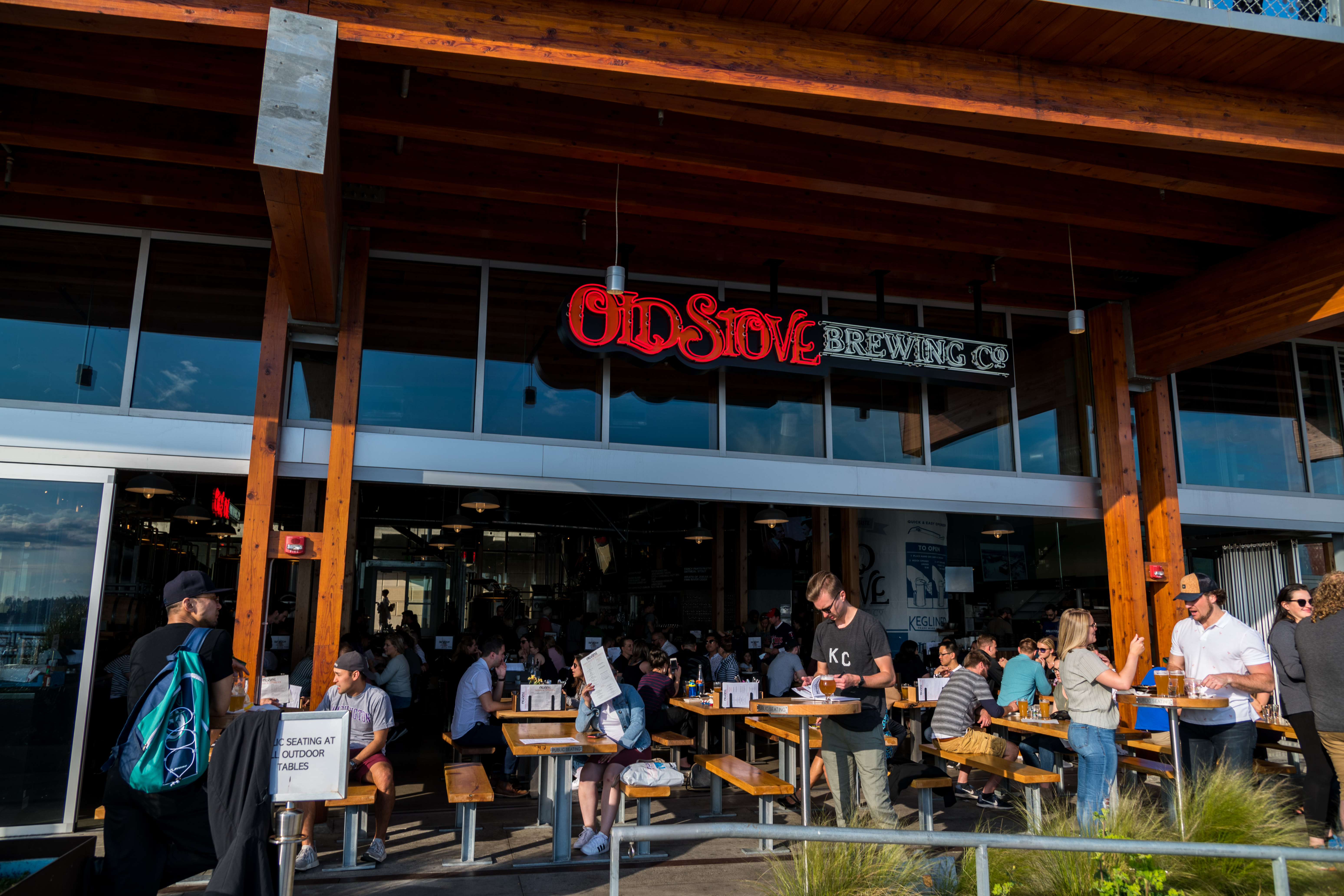 「Old Stove Brewing」的半戶外空間非常受歡迎，假日午後簡直是人滿為患。