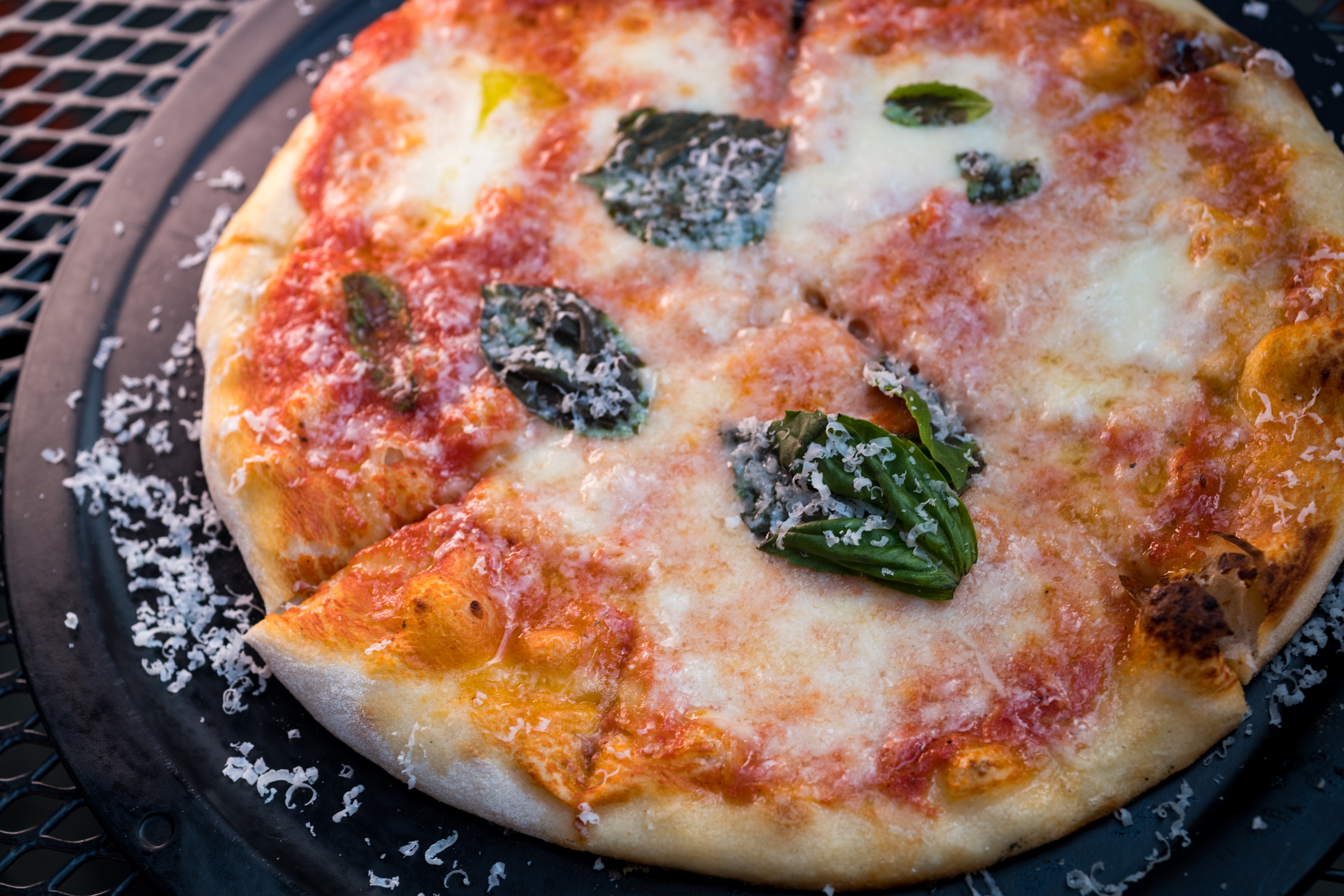 經典的「Margherita」披薩，風味非常乾淨。（18美元／份，約NT$567）