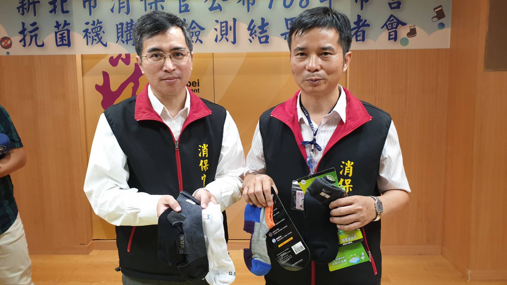 新北市法制局針對市售14款標榜抗菌襪子進行檢測，結果令人驚訝。（翻攝畫面）