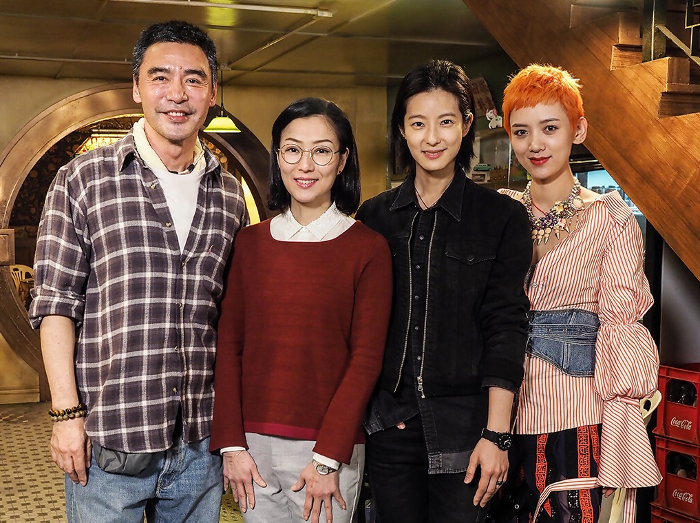 鍾鎮濤飾演鄭秀文、賴雅妍、李曉峰三姊妹的父親，片中鄭秀文與他有著難解的心結與怨恨。（華映提供）