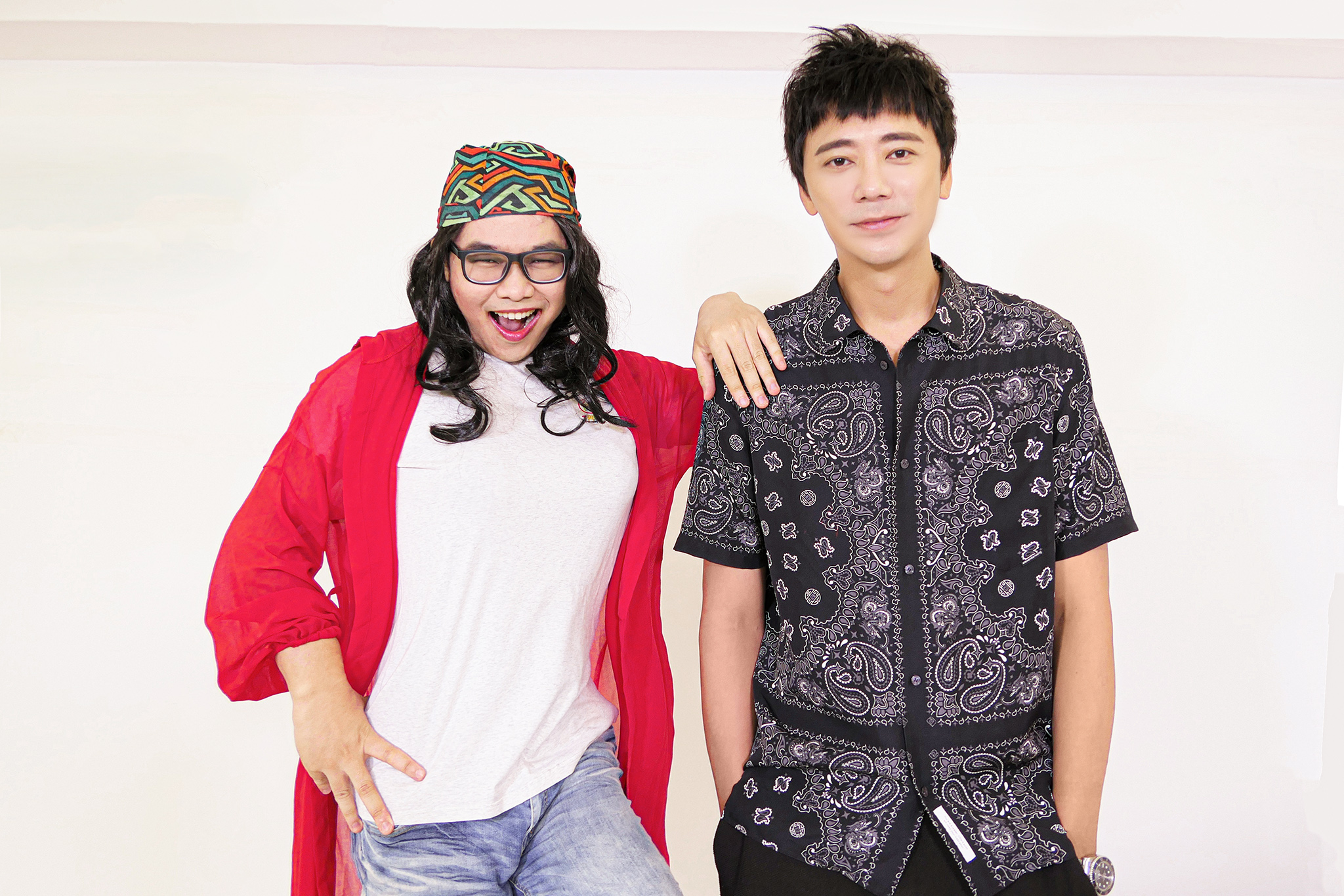 信上那那大師的《那那大歌廳》作客，那那的瘋狂舉止讓信險些招架不住。（小鋼砲娛樂提供）