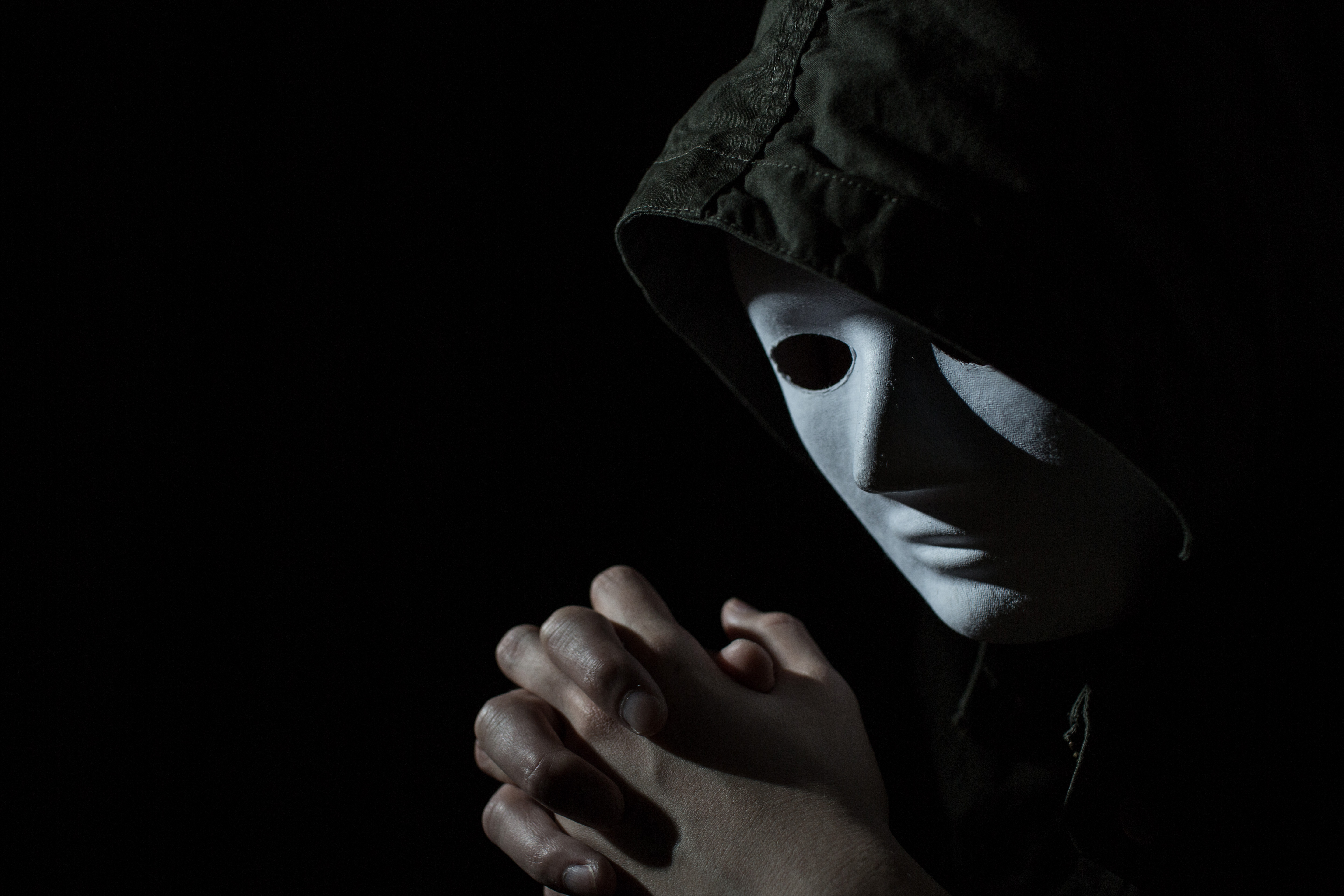 崑崙是覆面系作家，總帶面具示人。