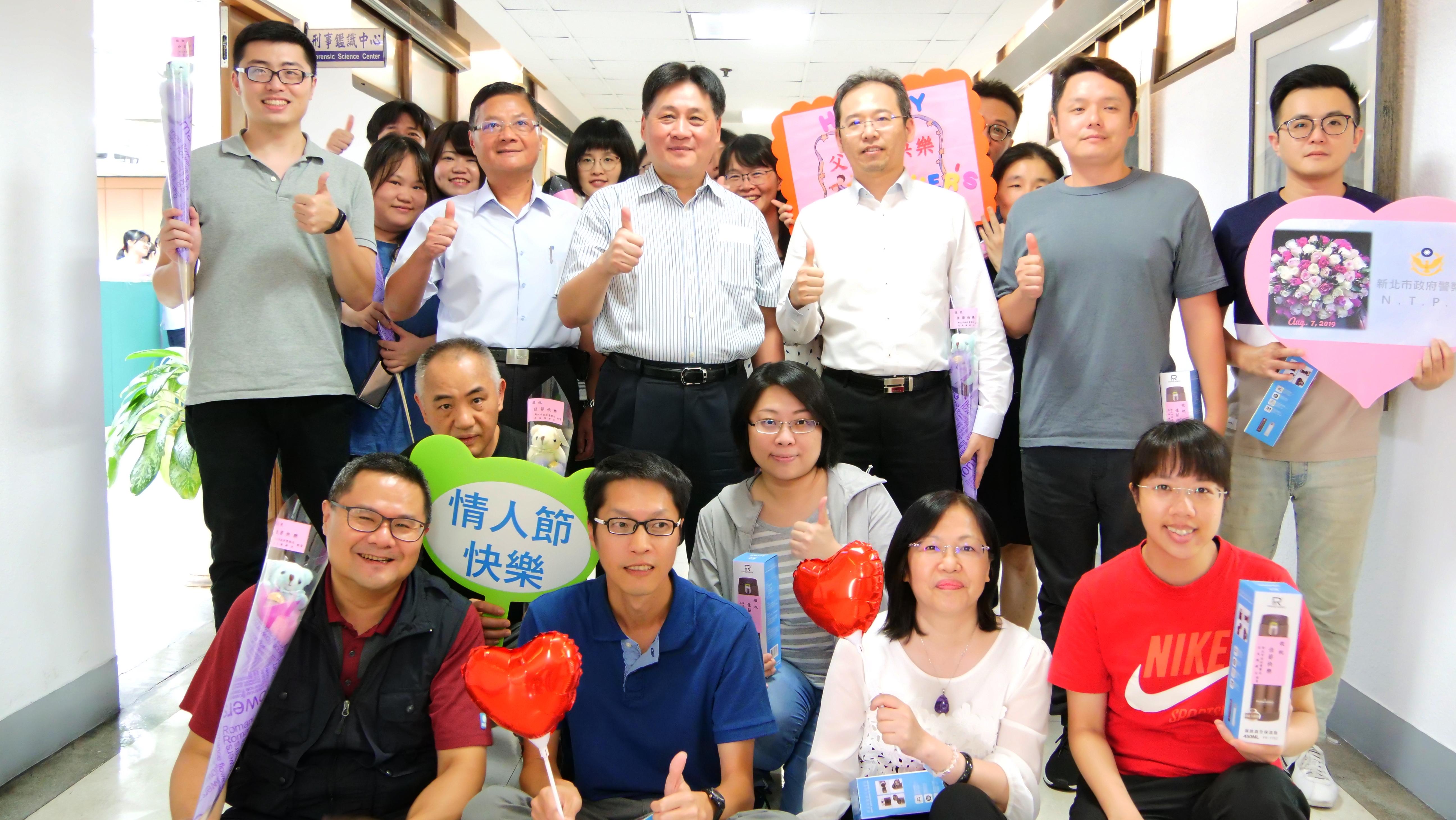 新北市警局局陳檡文利用農曆情人節下午空檔，向局內同仁致贈小物祝福。（翻攝畫面）