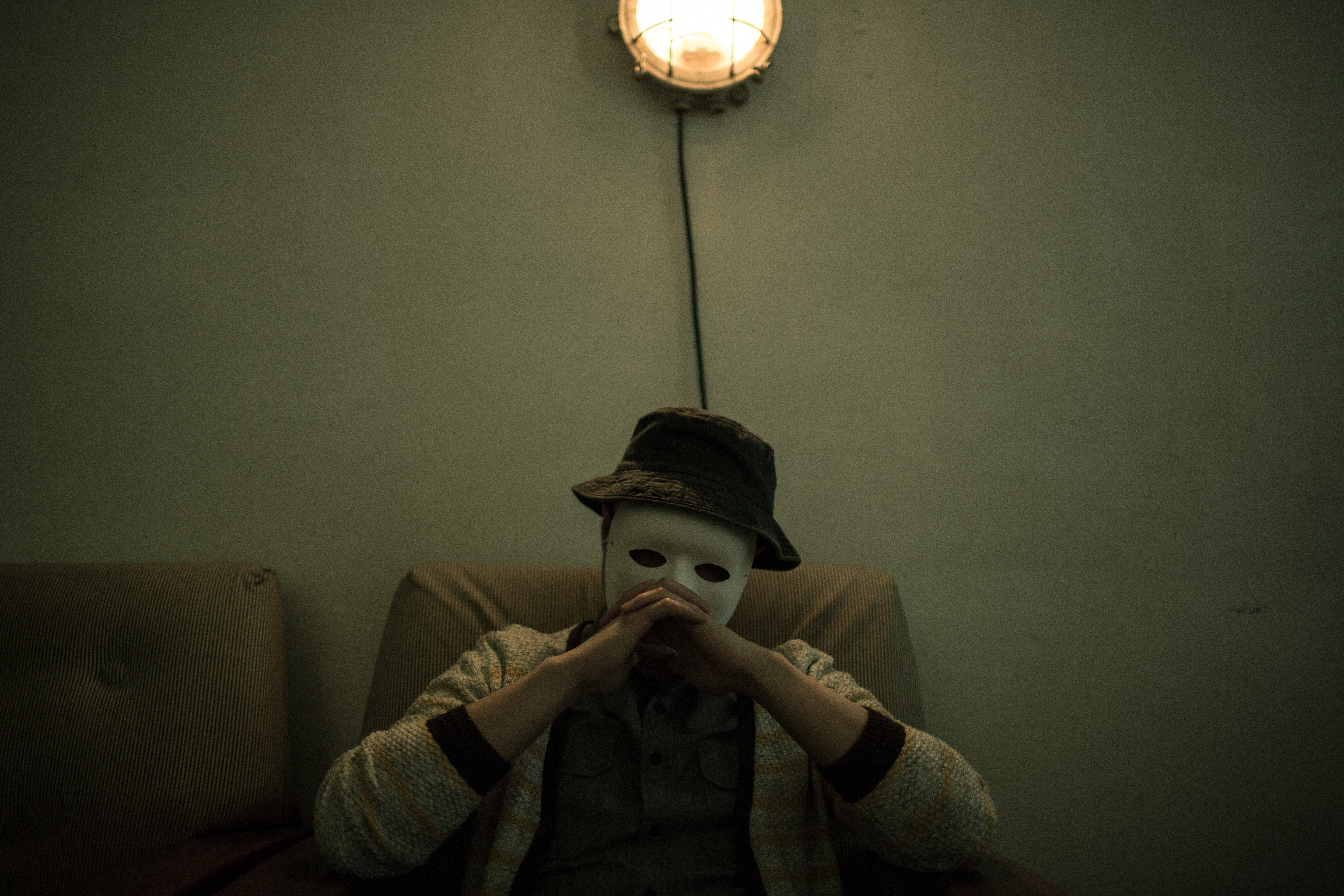 問崑崙為什麼要安排殺手主角清潔那些殺人現場？「每次看到電影或小說裡，那些鮮血四濺、家具亂倒，到處亂七八糟的場景，你不會很想整理乾淨嗎？」他反問。