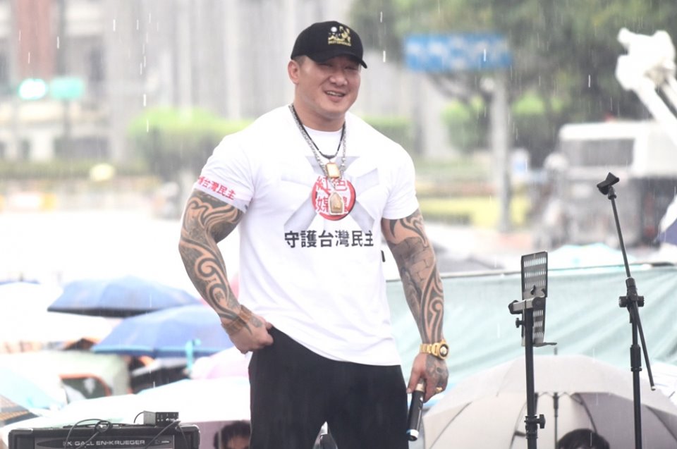館長涉入政治甚深，也成為各方政治人物搶著合作的對象。（翻攝自館長臉書）
