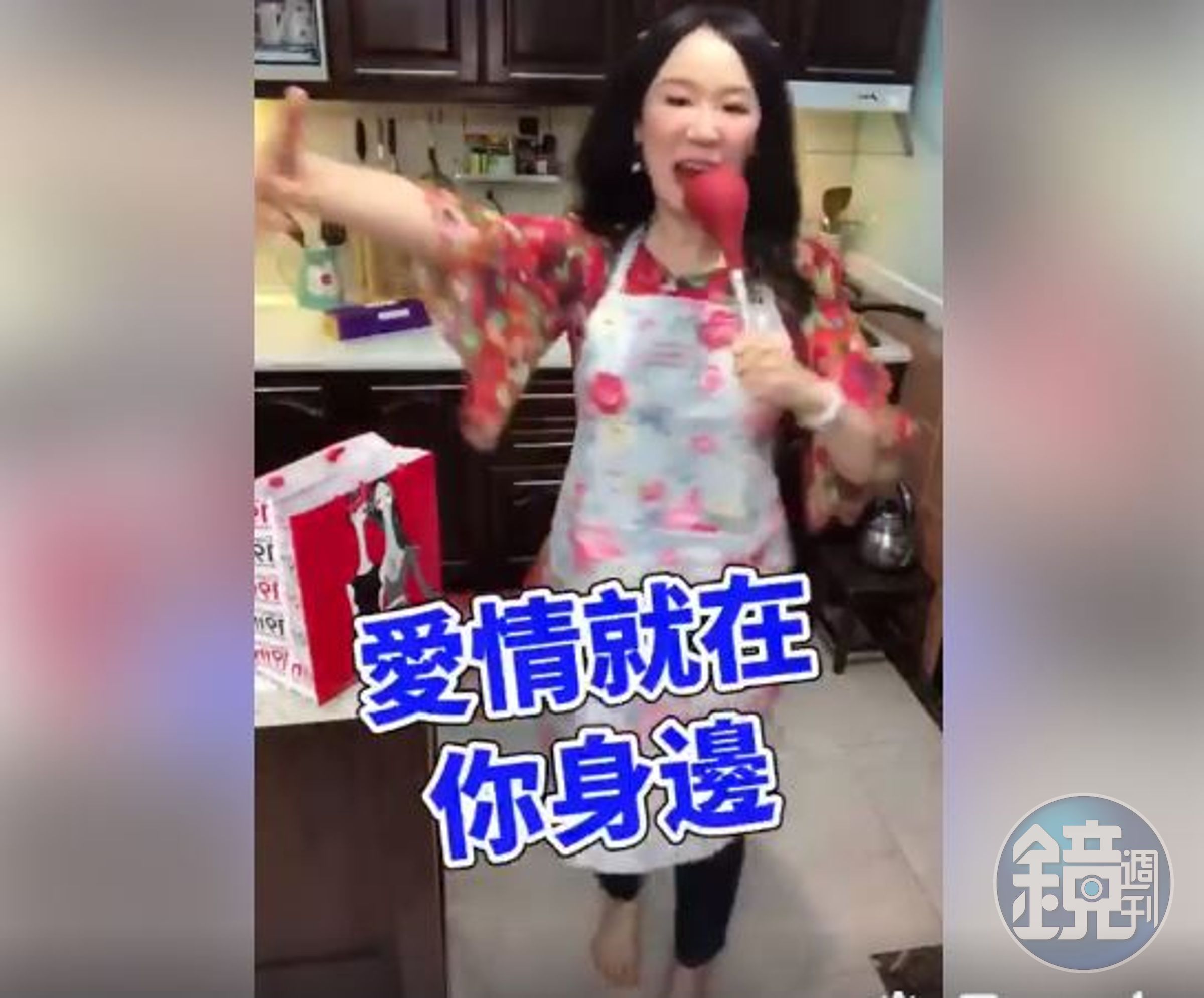 徐薇最近愛上直播，很愛唱唱跳跳，講一些不知所云的話。（翻攝自徐薇臉書）