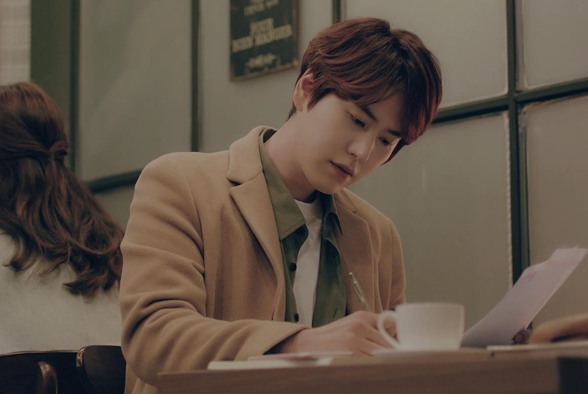 VISHOP曾為圭賢（上圖）拍攝〈Blah Blah〉〈Still〉雙主打歌MV。（翻攝自YouTube）