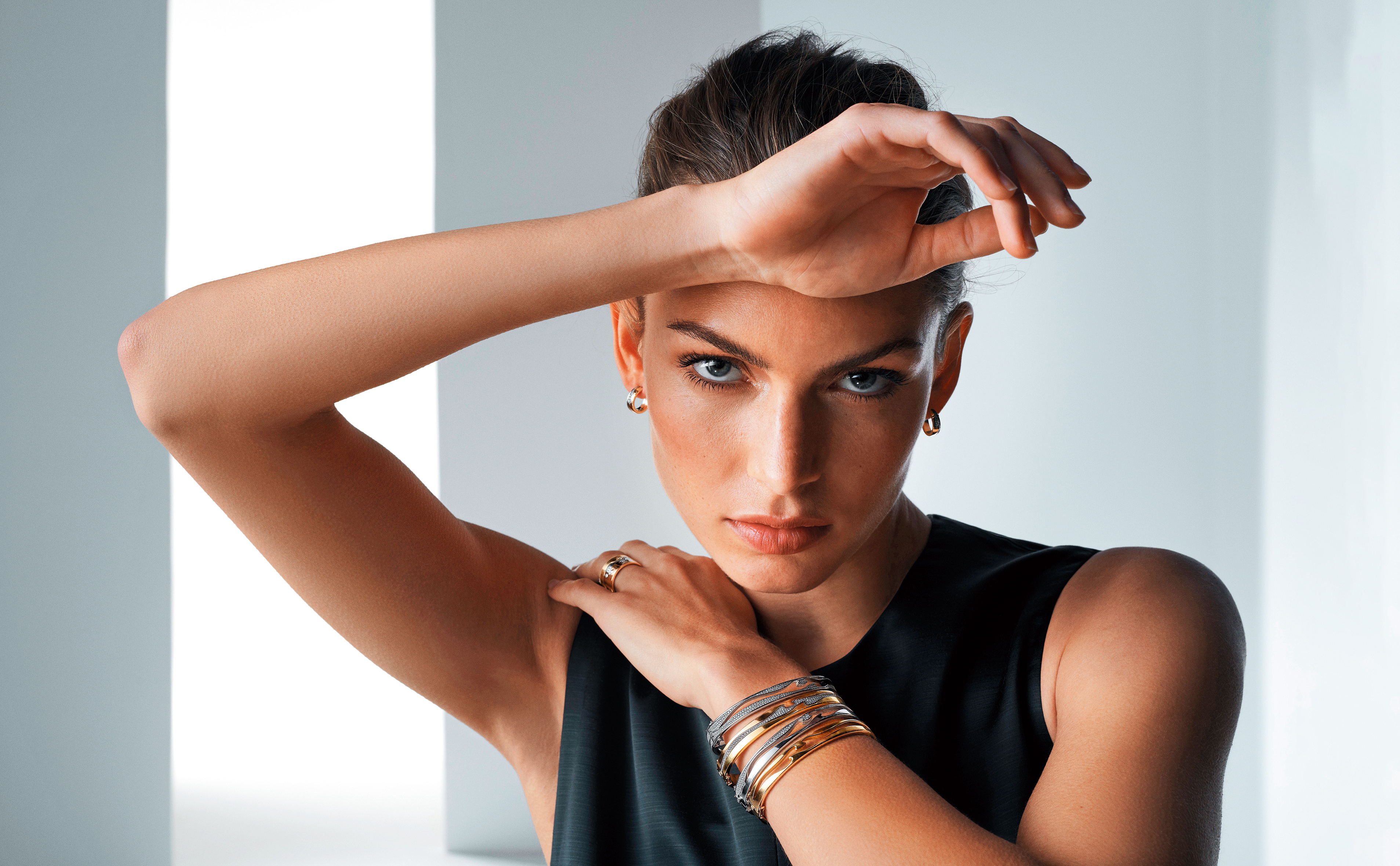 喬治傑生18K黃金、18K白金鑲鑽耳環NT$64,000～NT$90,000、18K黃金鏤空手鐲NT$212,000起（依鑽石總重）