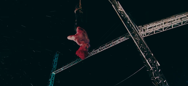 旼赫在MV〈祈禱〉裸身被倒吊，身上還化了大大小小的傷口特殊妝。（翻攝自YouTube）