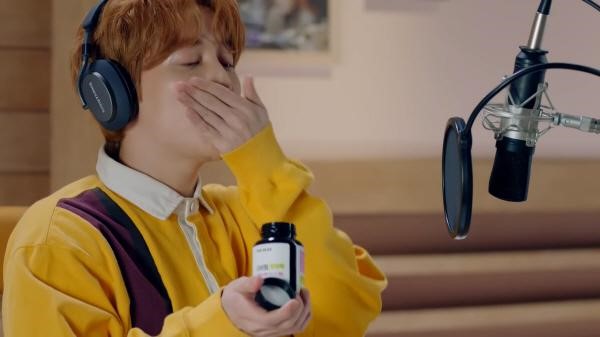 Block B成員朴經在MV〈懶骨頭〉大玩置入性行銷，成功省下製作費。（翻攝自YouTube）