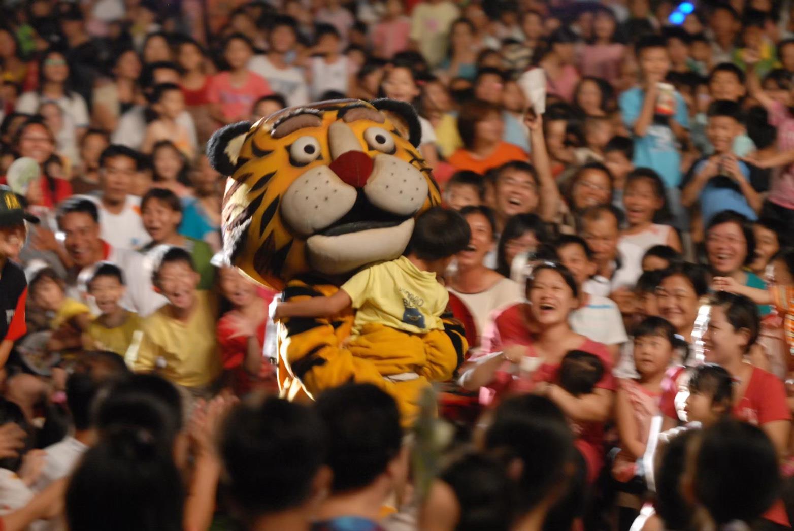  紙風車劇團靠民間捐款，13年來走訪全台公益演出。（翻攝自紙風車368兒童藝術工程臉書）