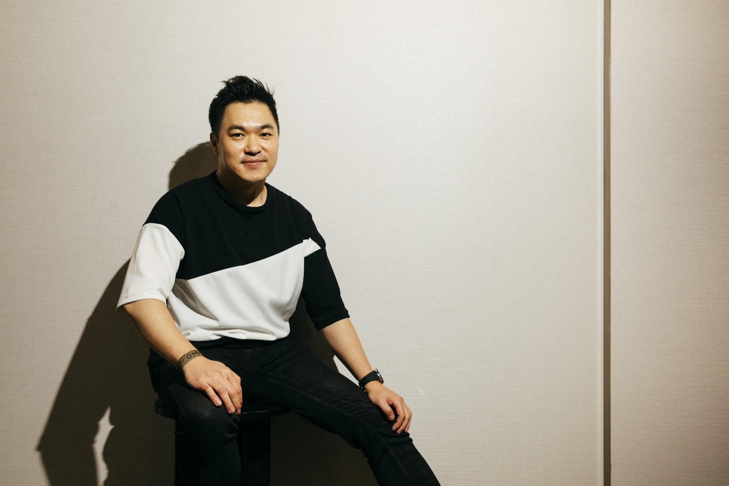 MV導演VISHOP透過歌曲找出其適合的影像風格，繼而規劃場景、服裝、造型等細節。