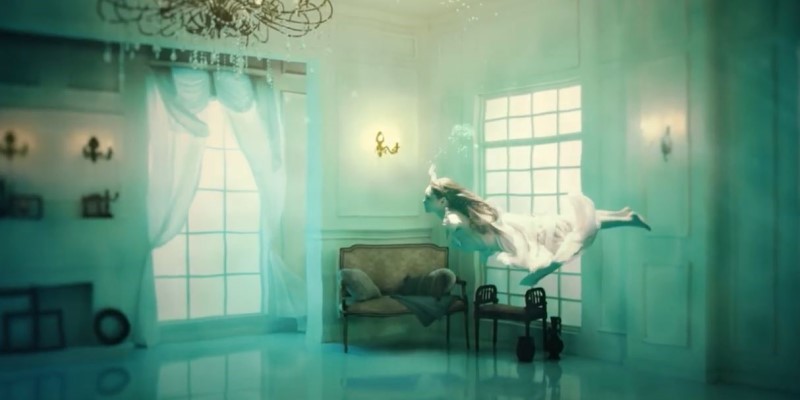 請夏在出道曲〈Why Don't You Know 〉MV挑戰高難度的水中攝影。（翻攝自YouTube）