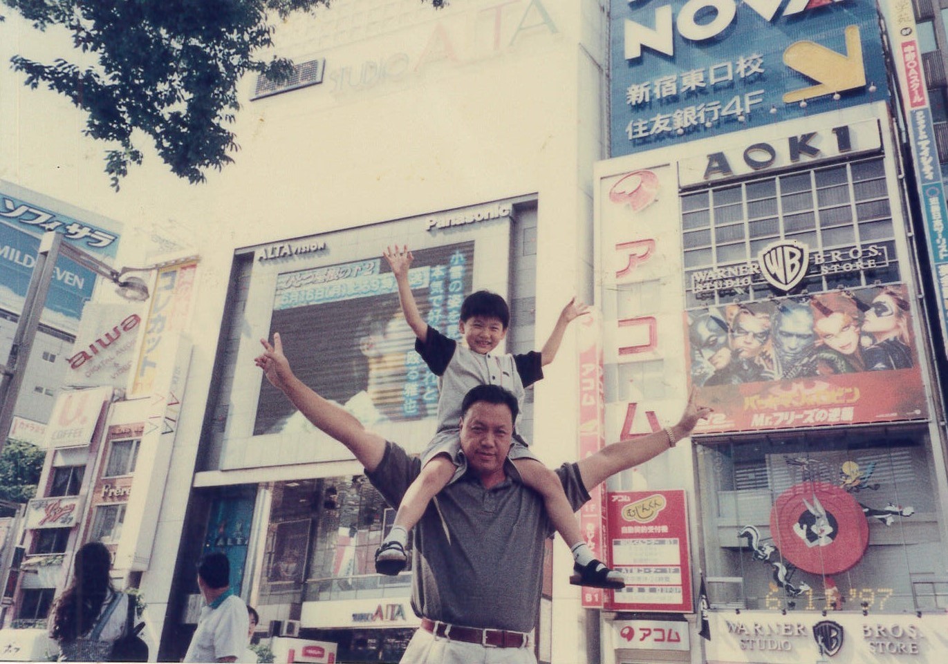 王鈞帶兒子王鼎霖去日本東京,將兒子放在肩膀上是當年父子合照的基本姿勢。(王鈞提供)