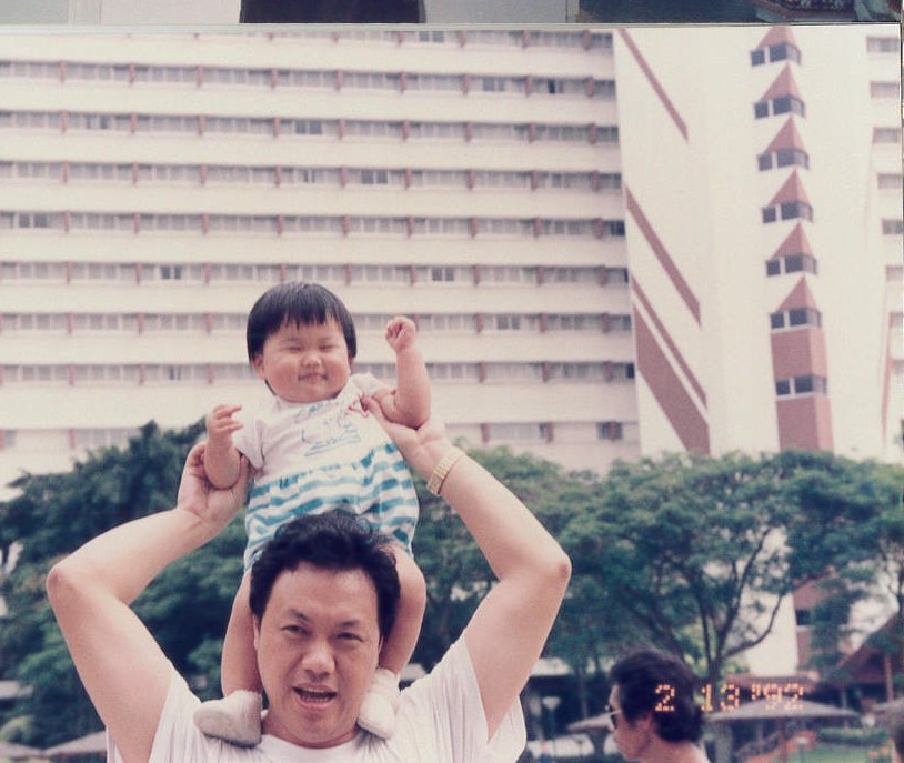兒子王鼎霖小時候,王鈞經常將他放在肩頭上、逗他開心。(王鈞提供)