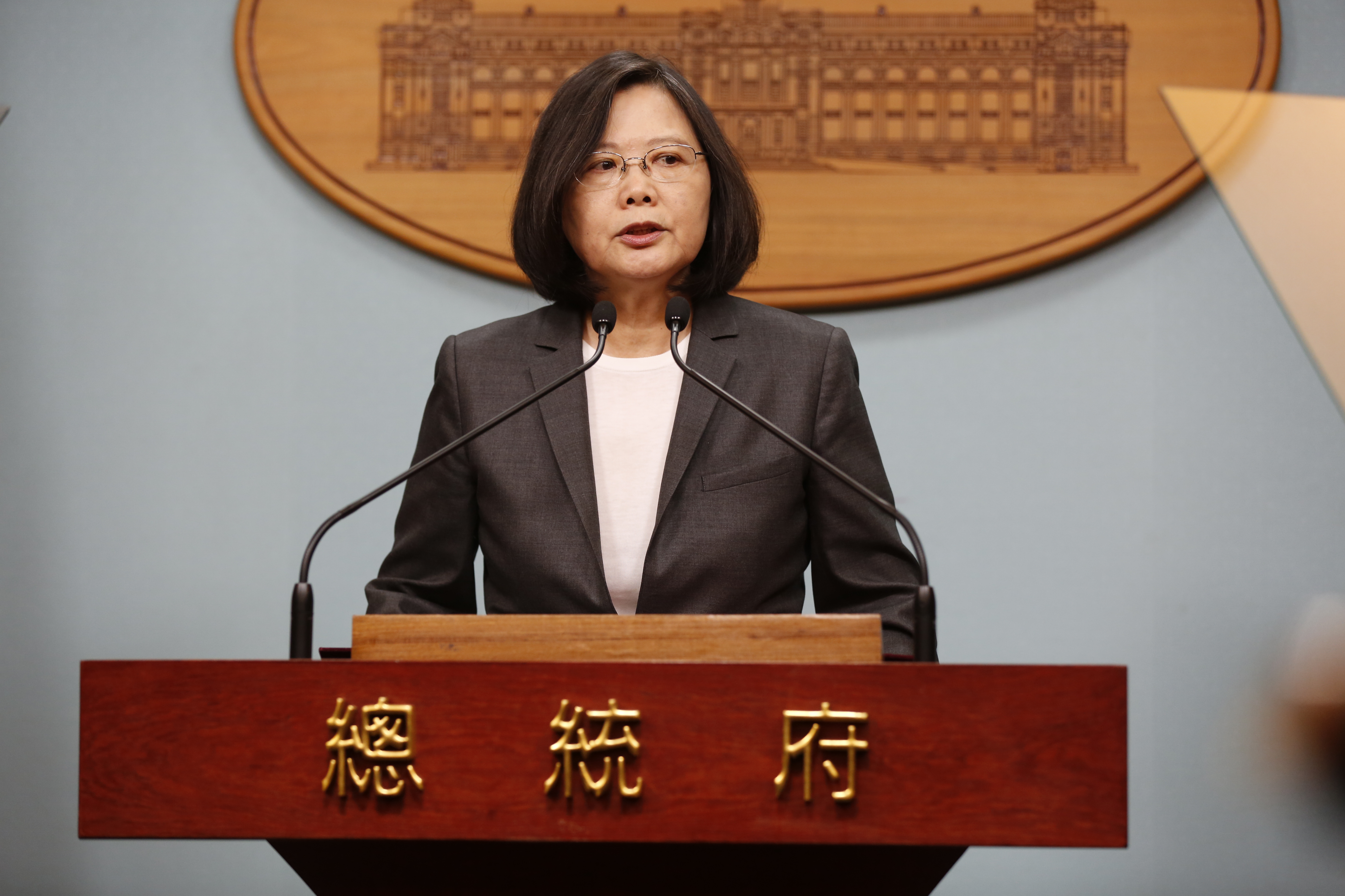 宜蘭大地震，蔡英文第一時間在臉書向民眾報告國軍警消單位都已在崗位上預為因應，請國人放心。