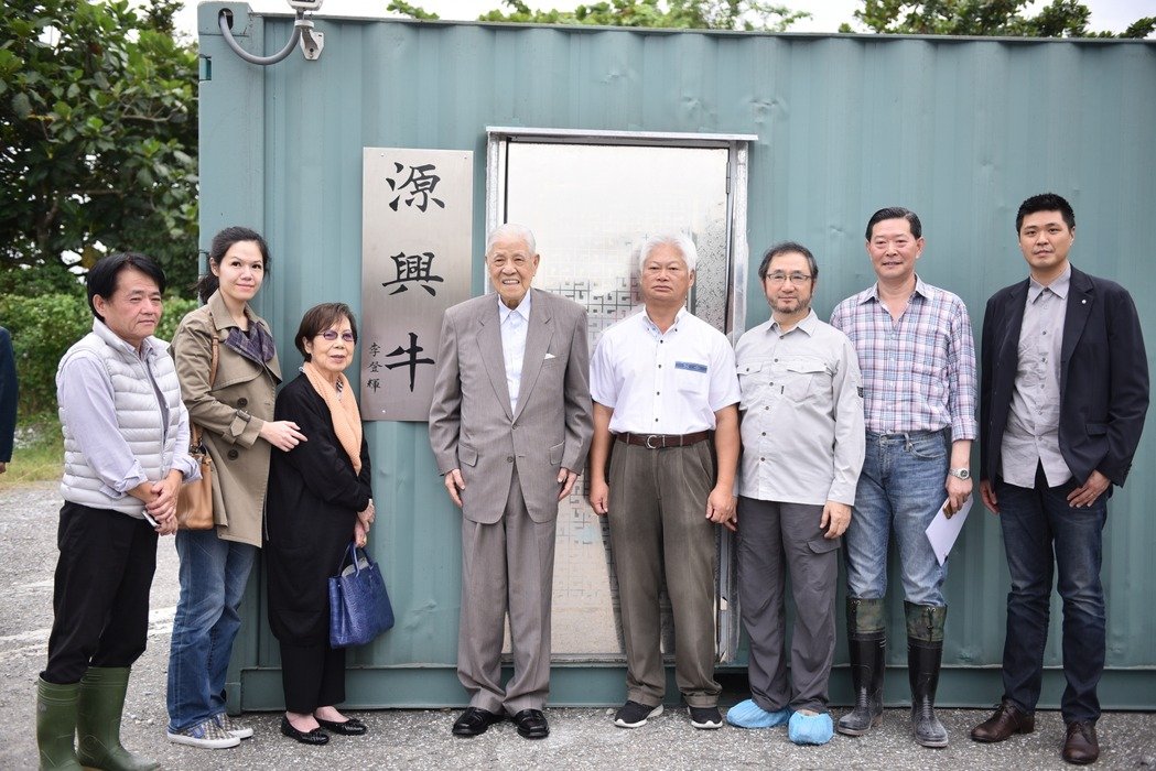 2017年11月，李登輝（左4）與妻子曾文惠（左3）、孫女李坤儀（左2）、孫女婿趙贊凱（右1）到花蓮兆豐農場的源興牛基地參訪。（讀者提供）