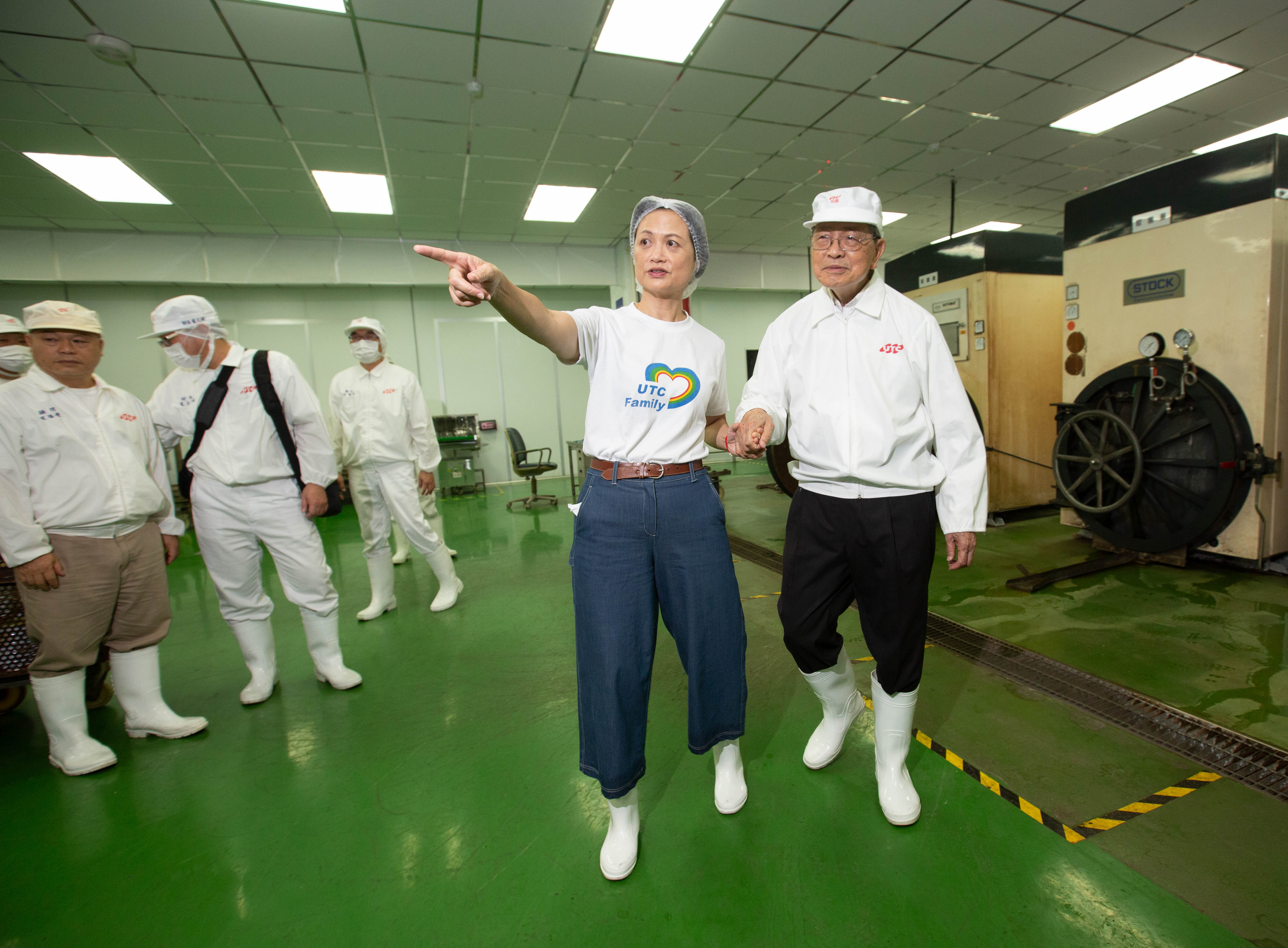 林柏榮（右）1970年創立聯夏食品，曾是國內最大豆餡外銷生產商，女兒林慧美（左）加入後，多角化經營切入調理食品，是許多食品、餐飲品牌不可或缺的原物料供應商。